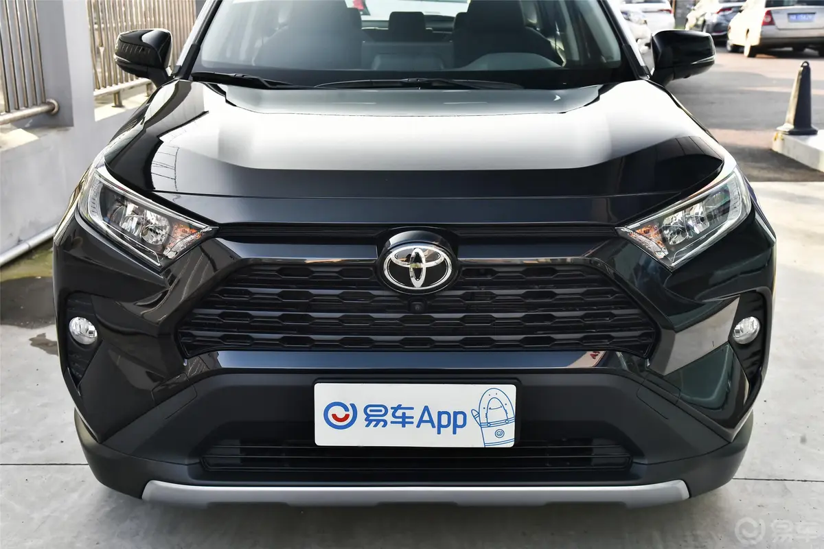 RAV4荣放2.0L CVT 四驱 风尚版外观