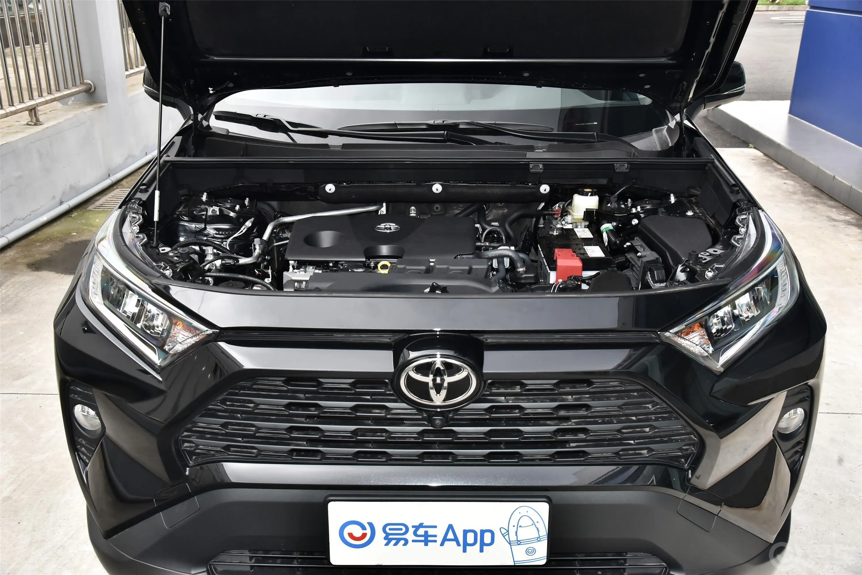 RAV4荣放2.0L CVT 四驱 风尚版发动机舱整体