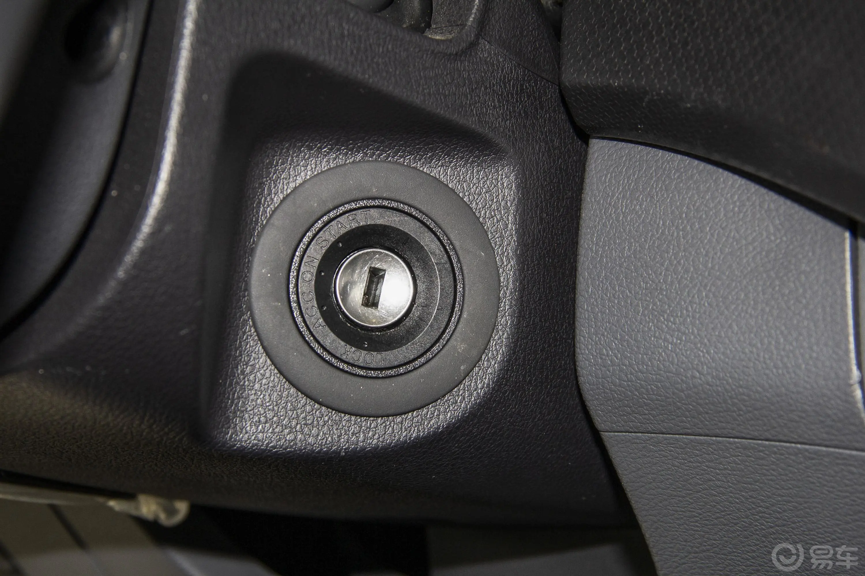 大通T60长厢 2.8T 手自一体 两驱 高底盘舒享版 柴油 国V钥匙孔或一键启动按键