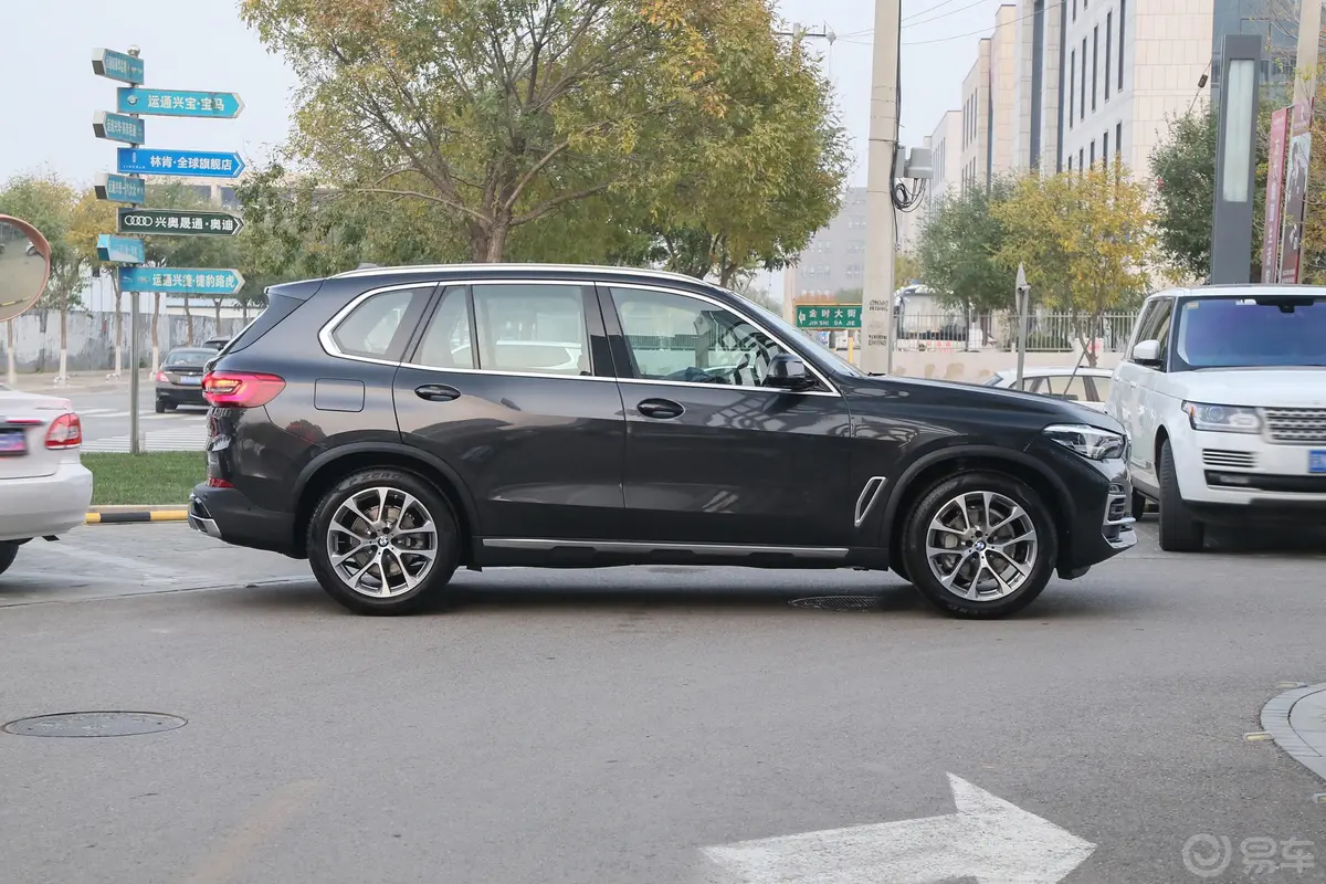 宝马X5(进口)xDrive30i X设计套装正侧车头向右水平