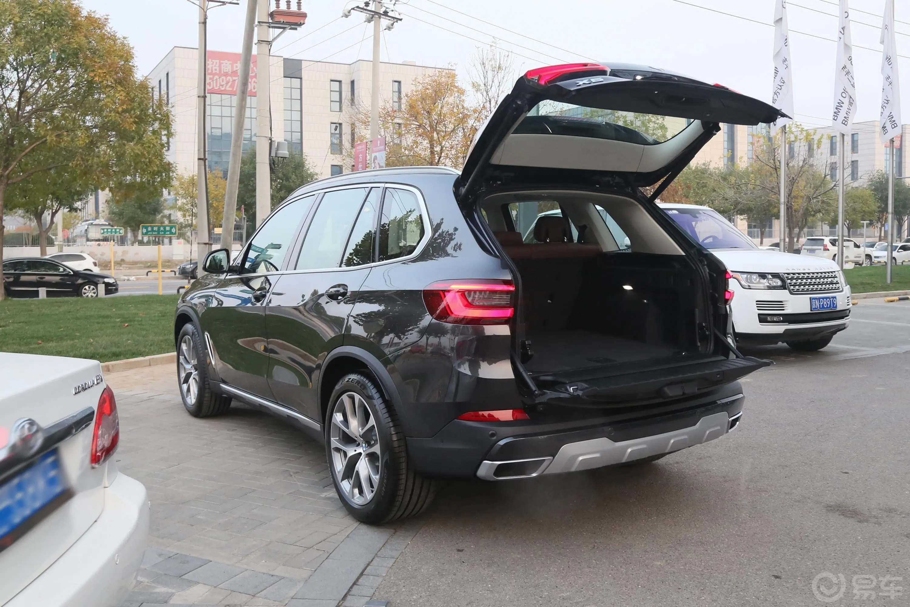 宝马X5(进口)xDrive30i X设计套装后备厢开启45度侧拍