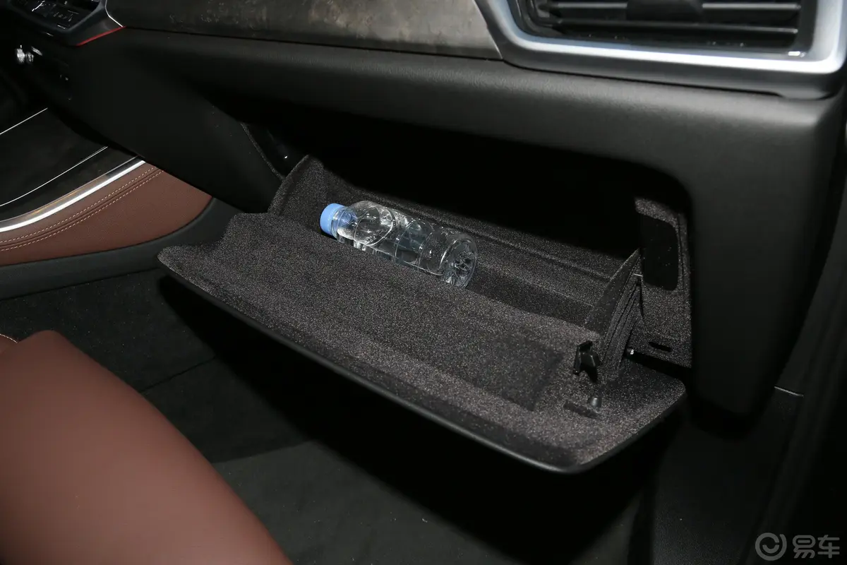 宝马X5(进口)xDrive30i X设计套装手套箱空间水瓶横置