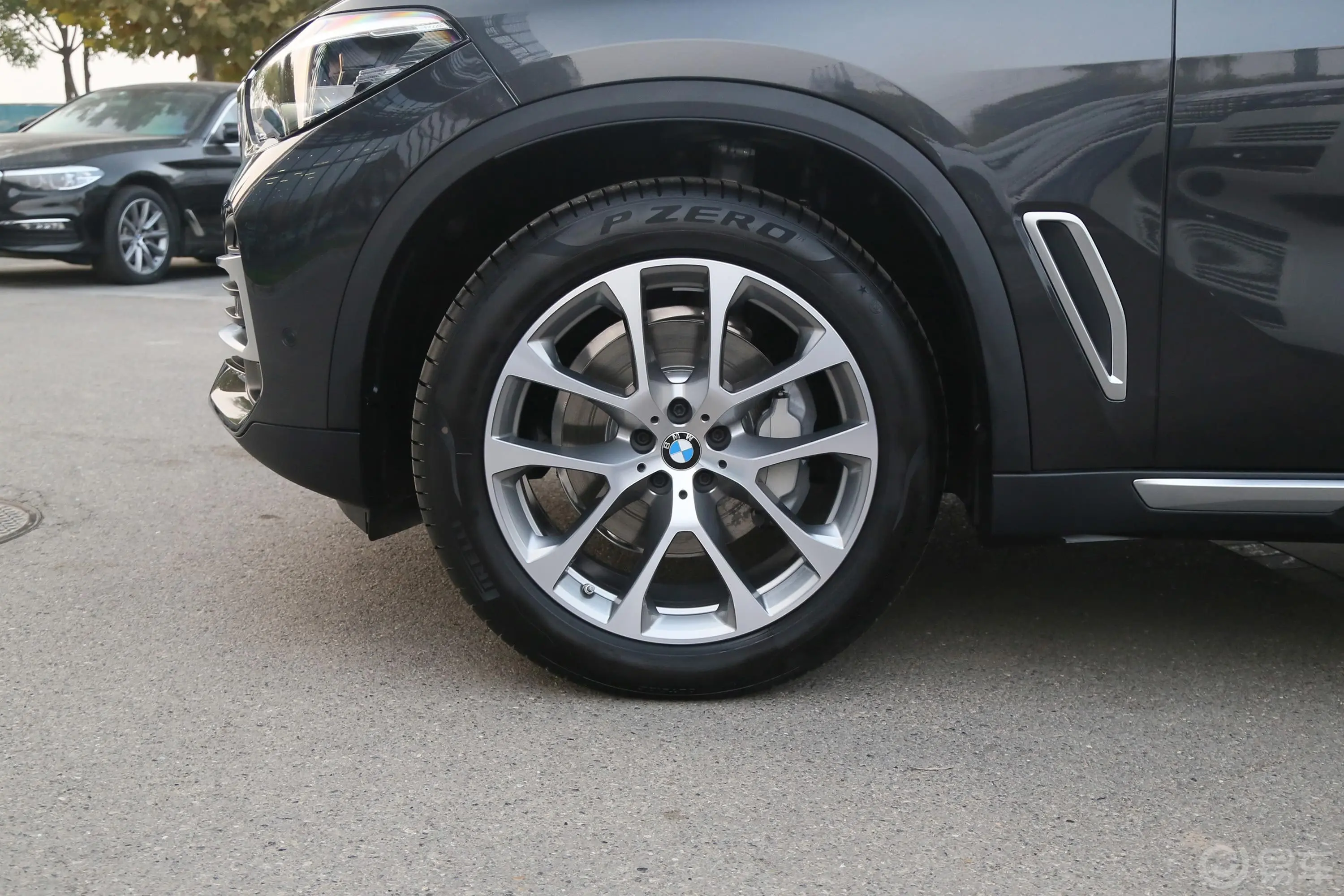 宝马X5(进口)xDrive30i X设计套装前轮毂造型