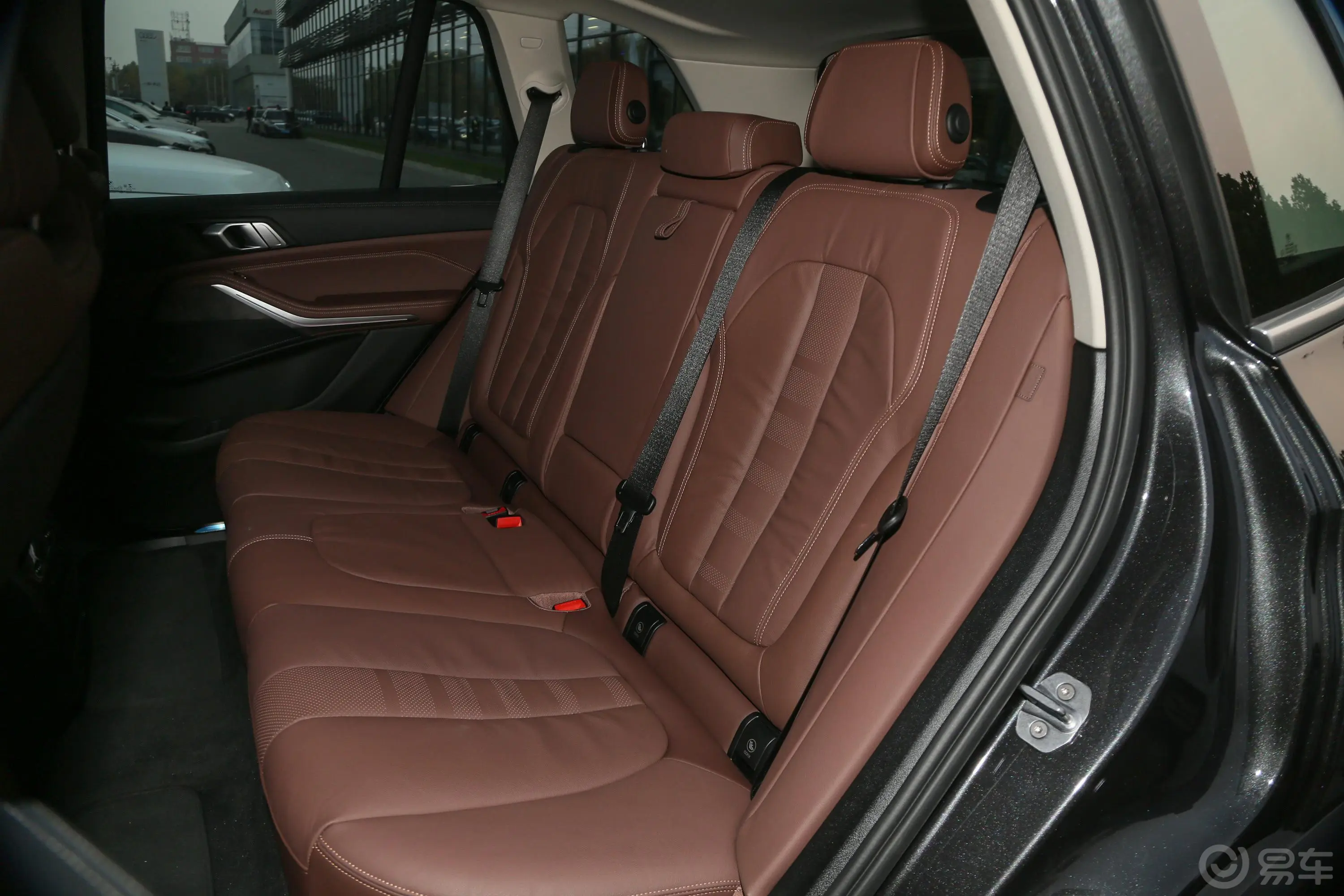 宝马X5(进口)xDrive30i X设计套装后备厢开启45度侧拍