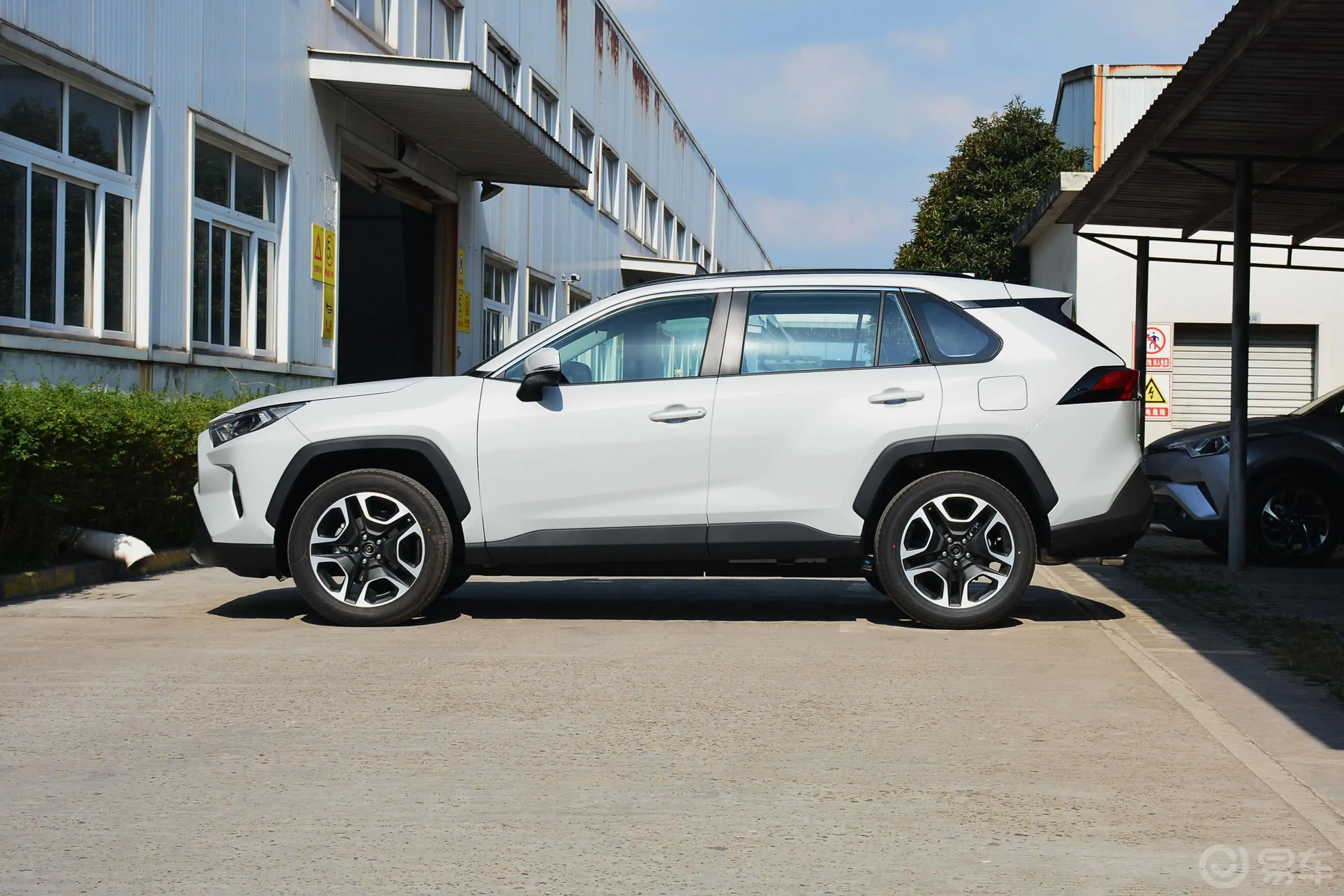 RAV4荣放2.0L CVT 四驱 尊贵版正侧车头向左水平