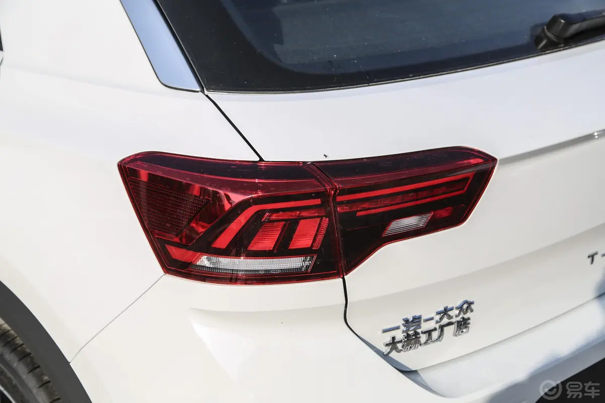 探歌280TSI 双离合 两驱 舒适型尾灯侧45度俯拍