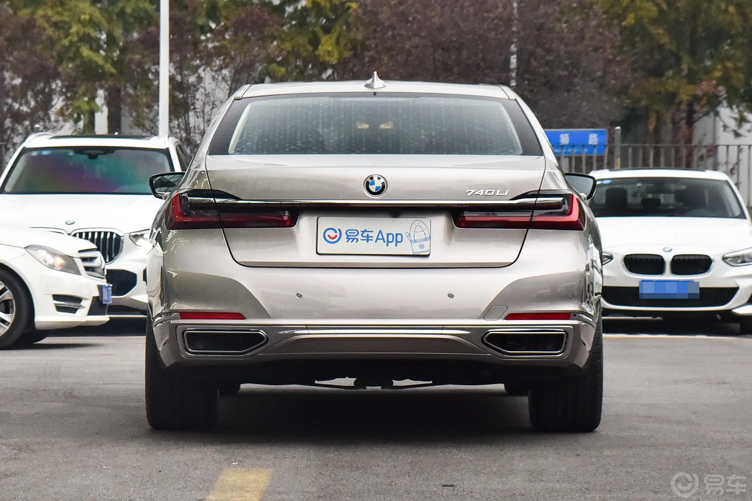 宝马7系740Li 尊享型 豪华套装外观