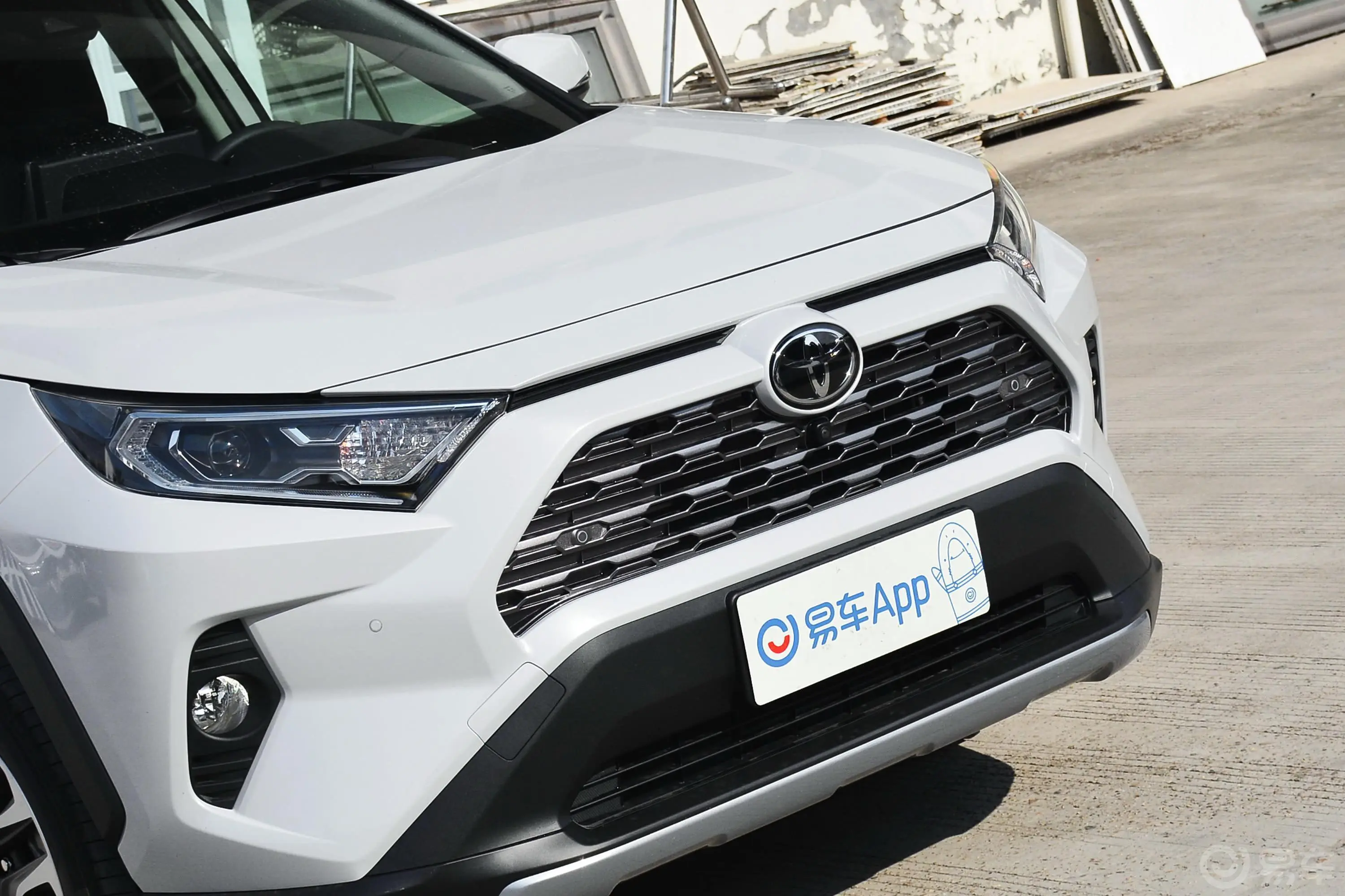 RAV4荣放2.0L CVT 四驱 尊贵版前格栅侧俯拍