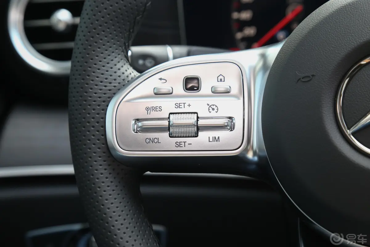 奔驰E级E 300 L 时尚型 运动轿车左侧方向盘功能按键