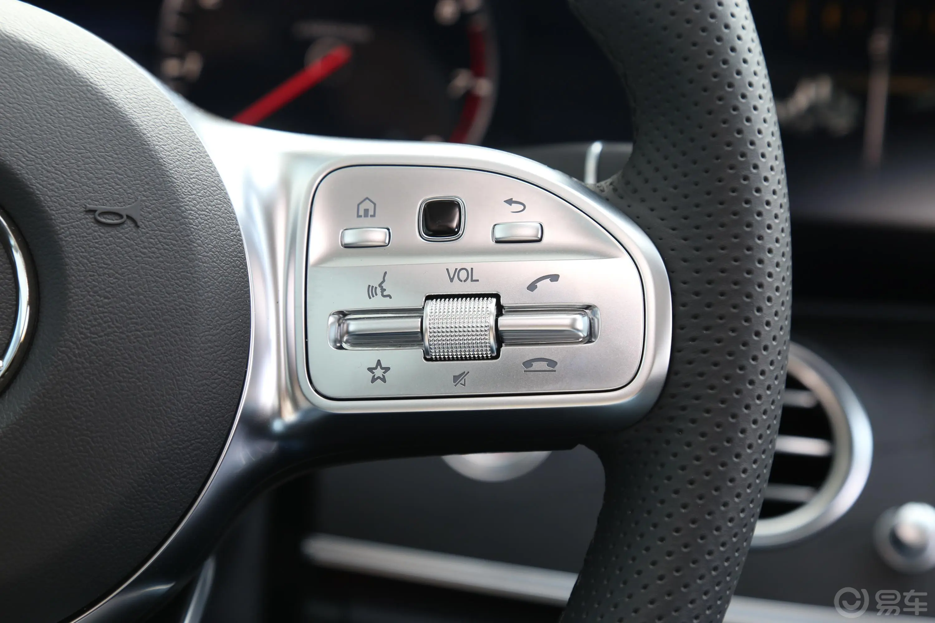 奔驰E级E 300 L 时尚型 运动轿车右侧方向盘功能按键