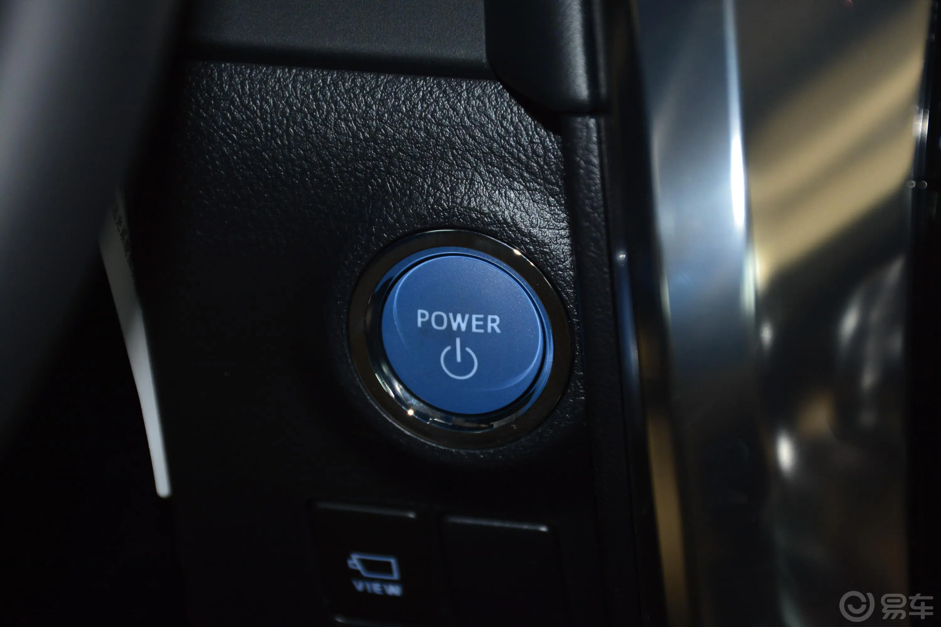埃尔法2.5L 双擎豪华版钥匙孔或一键启动按键
