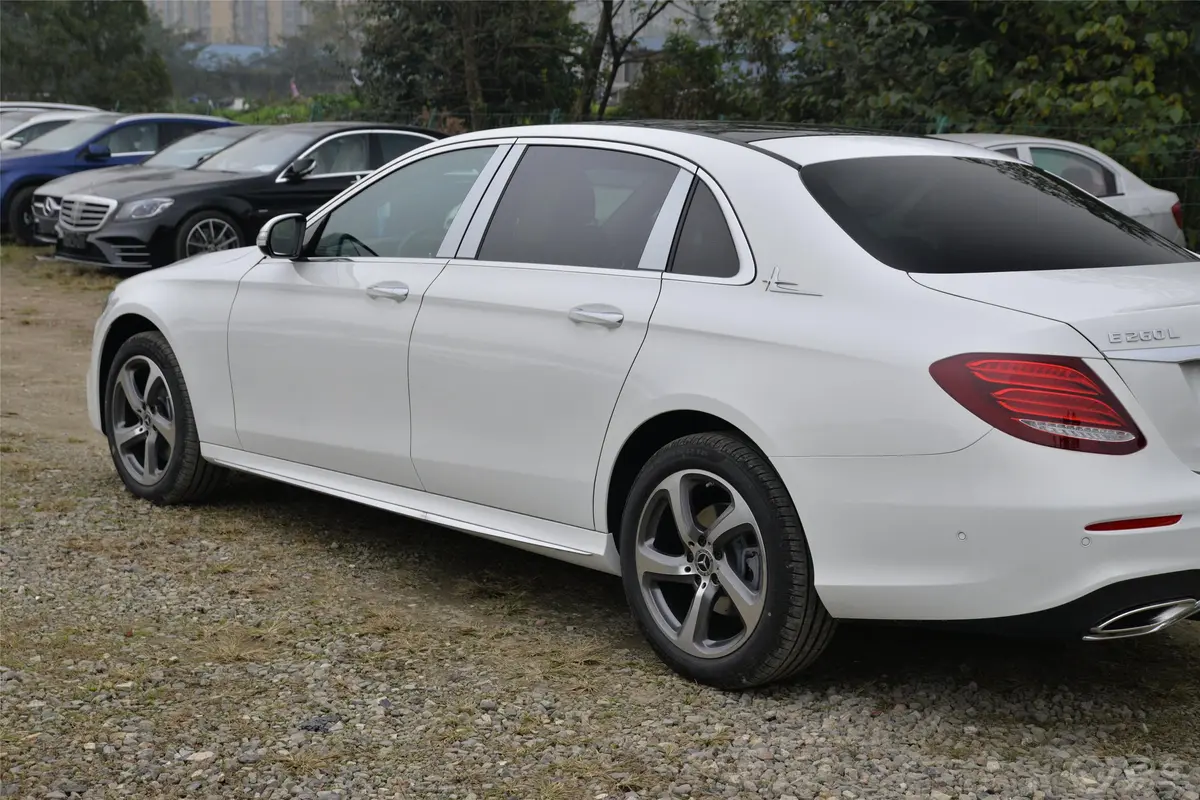 奔驰E级E 260 L 4MATIC 运动轿车外观