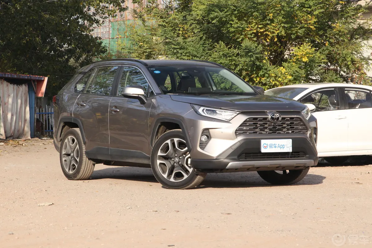 RAV4荣放2.0L CVT 四驱 尊贵版侧前45度车头向右水平