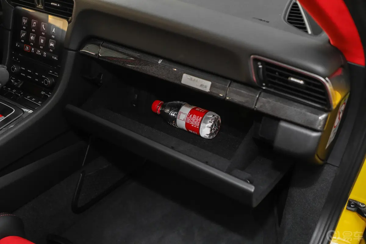 保时捷911GT2 RS 3.8T手套箱空间水瓶横置