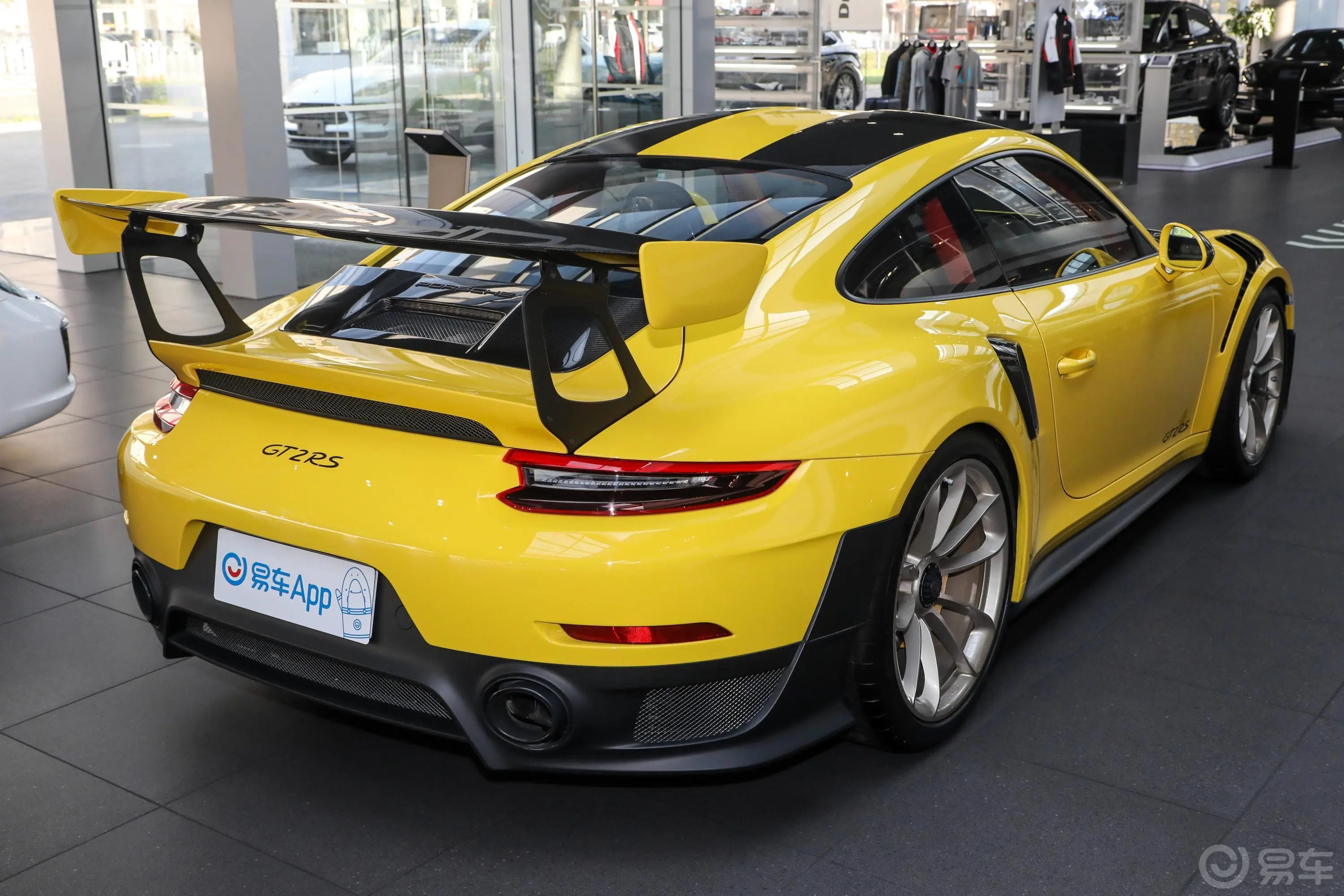 保时捷911GT2 RS 3.8T侧后45度车头向右水平