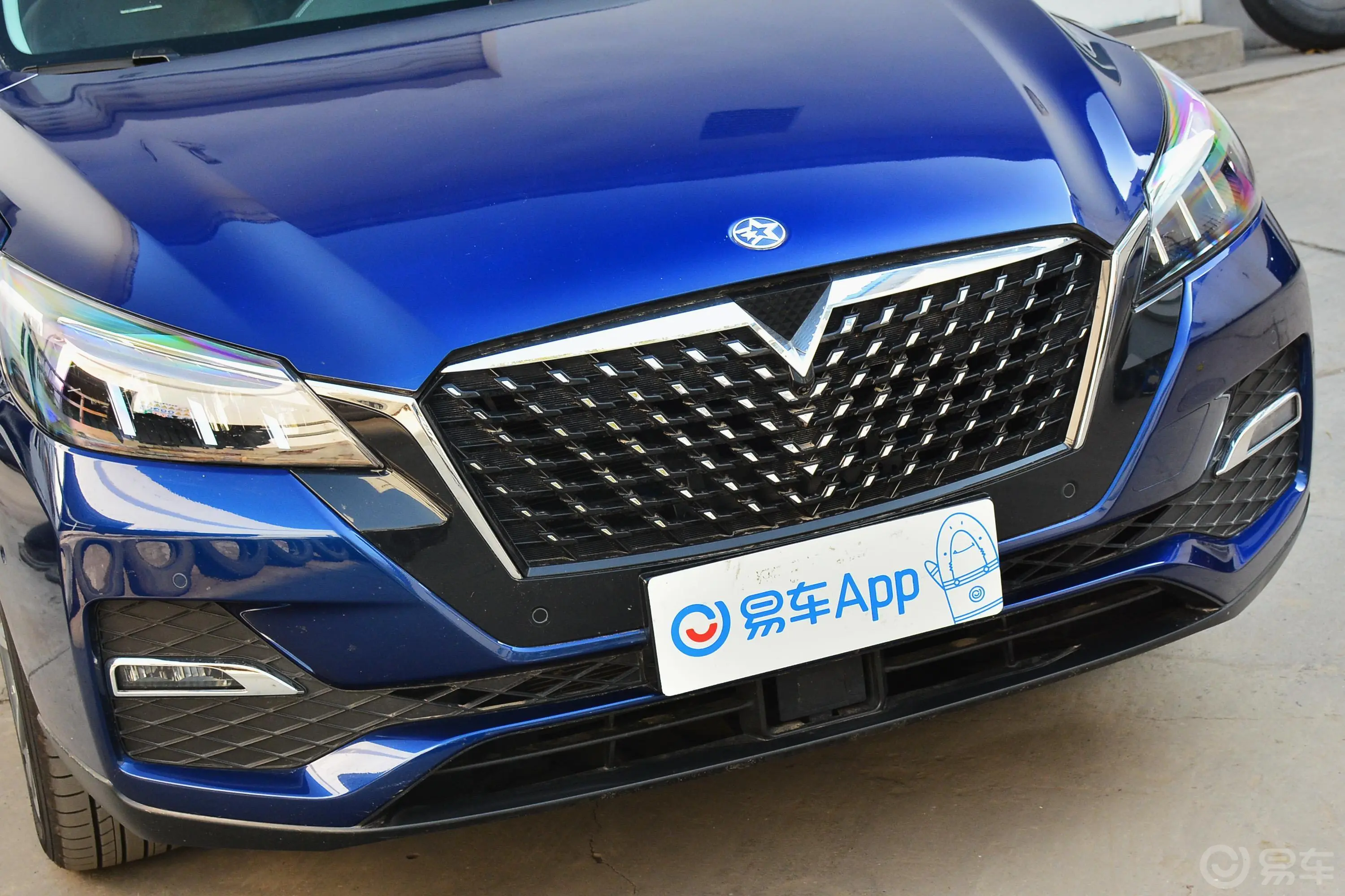 启辰T902.0L CVT 智联创行版前格栅侧俯拍