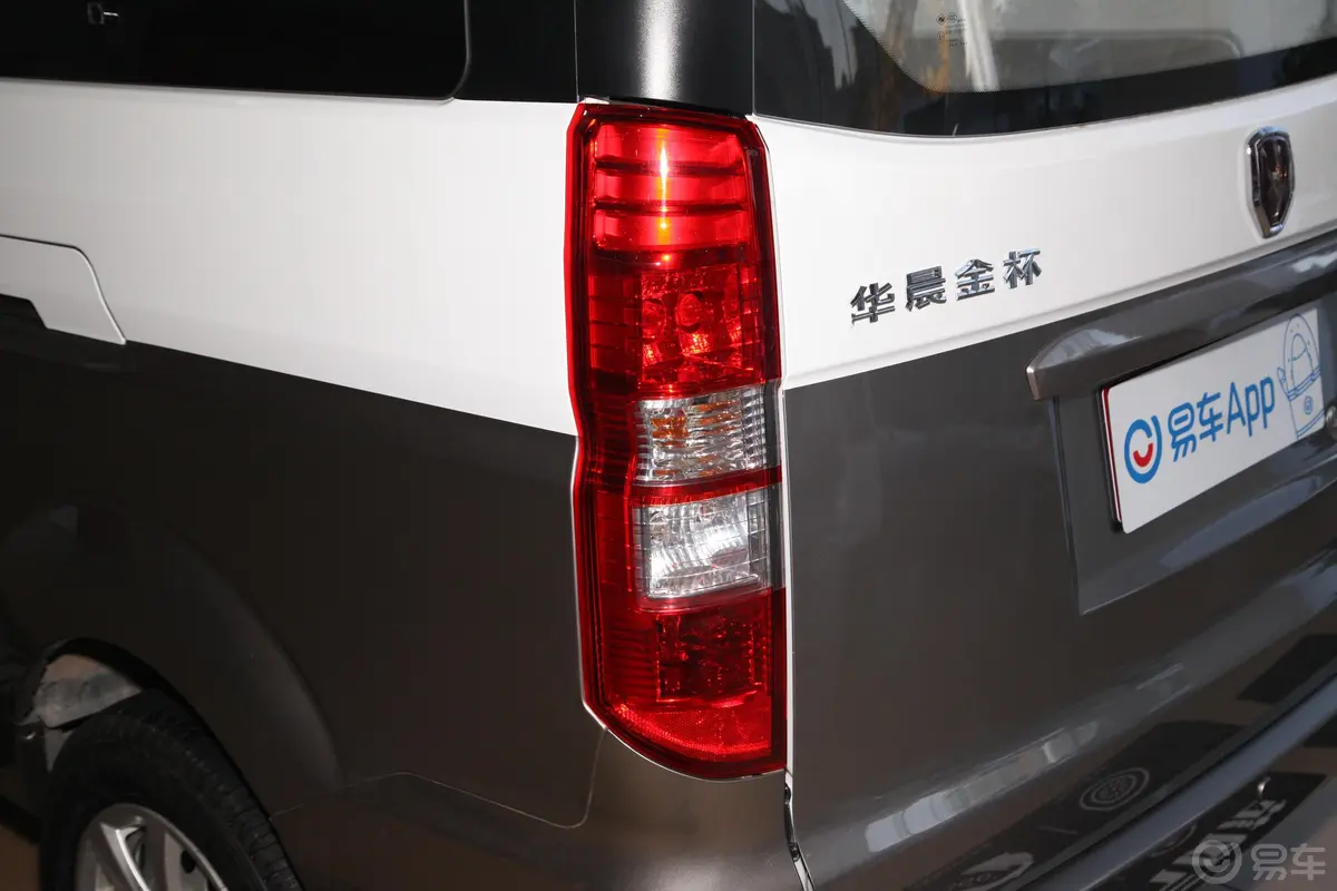 新海狮S客车 1.6L 手动 财富版 7座 国VI大灯侧45度俯拍