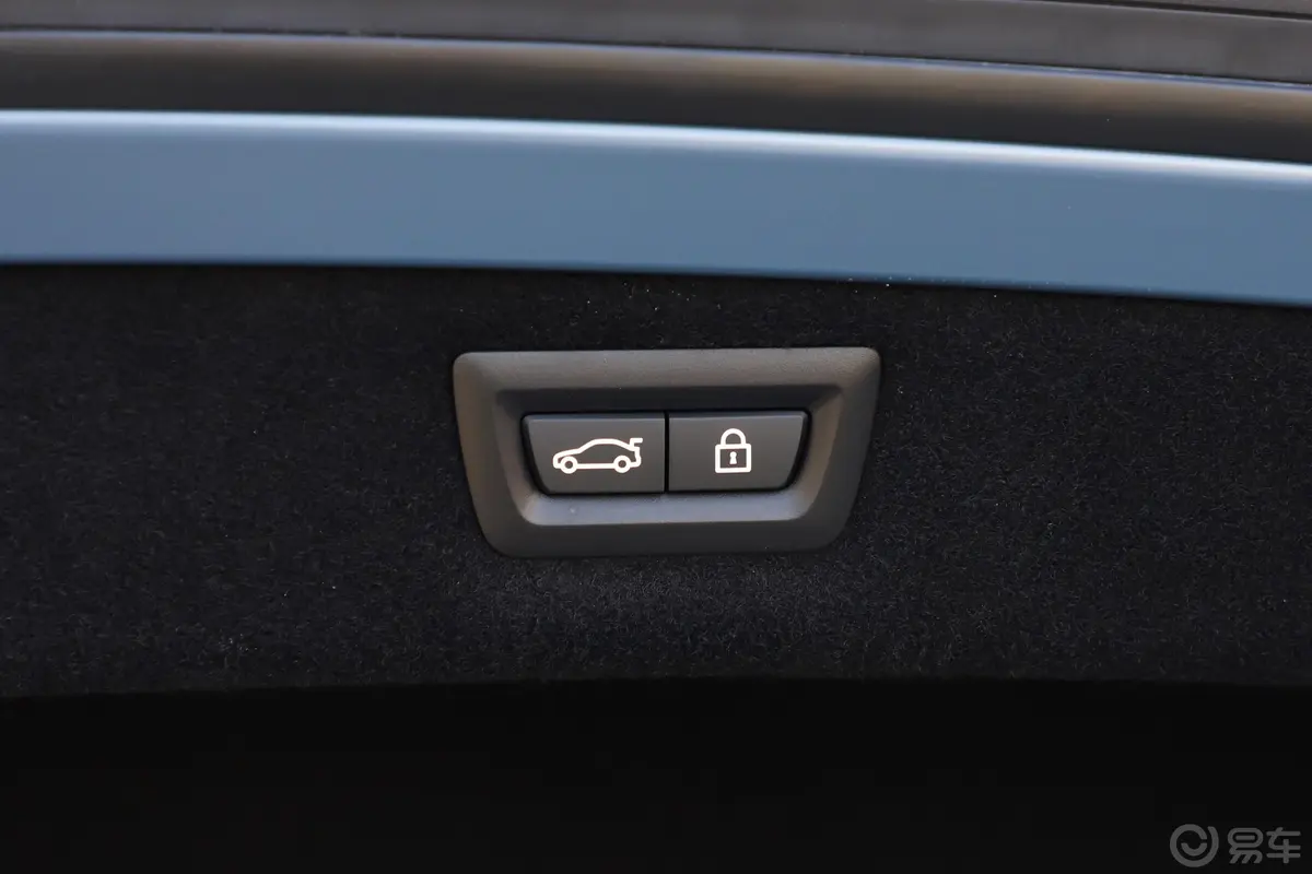 宝马8系敞篷轿跑车 840i 首发限量版电动尾门按键（手动扶手）