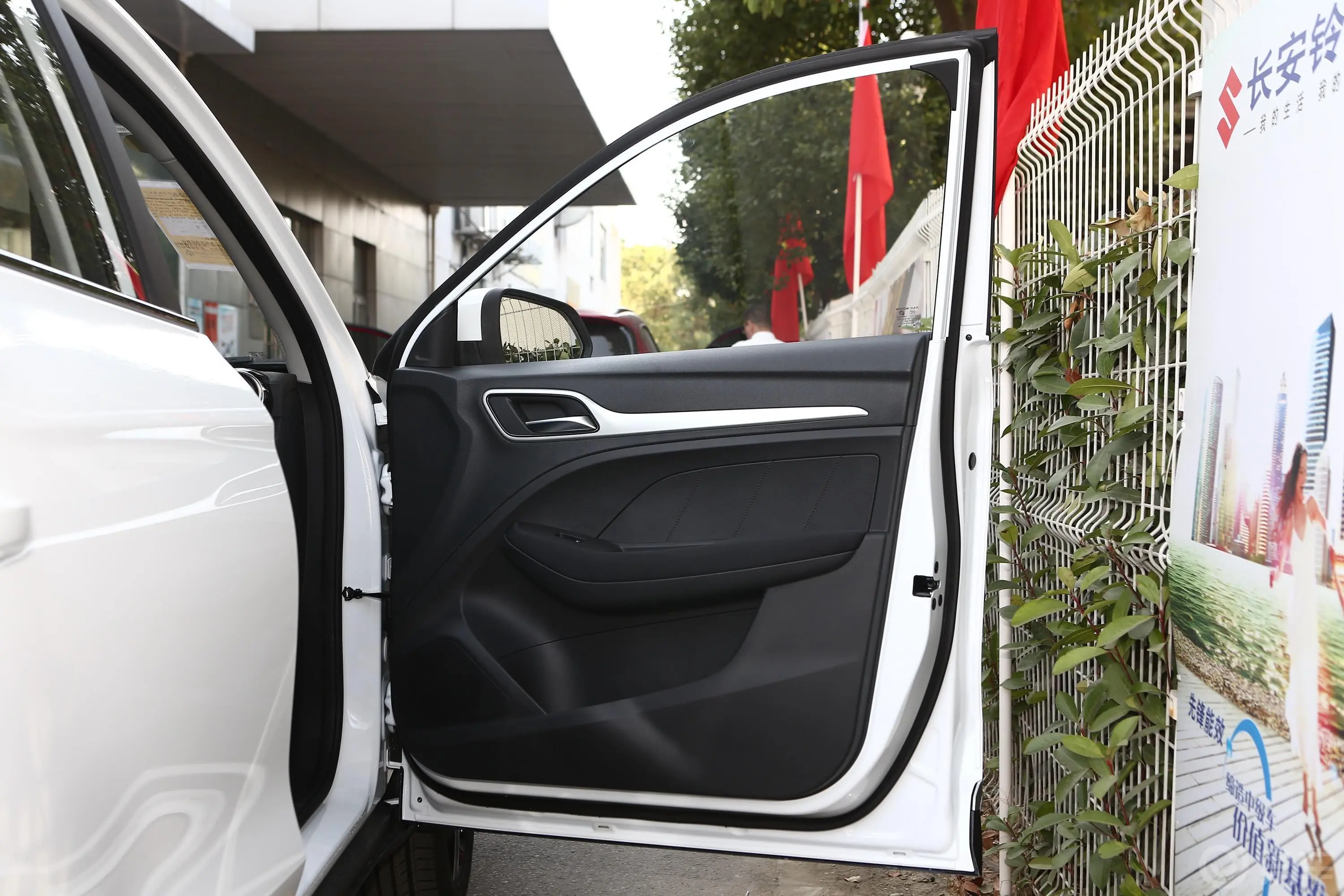 名爵ZS全球百万畅销款 1.5L 手动65寸巨幕天窗版副驾驶员车门