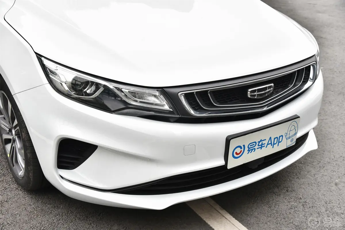 帝豪GL1.4T CVT 尊贵智联型前格栅侧俯拍