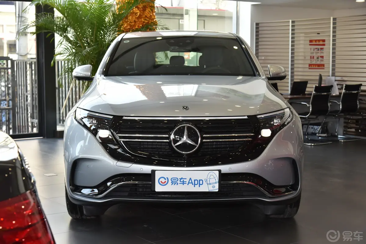 奔驰EQCEQC 400 4MATIC 创世代1886限量版正前水平