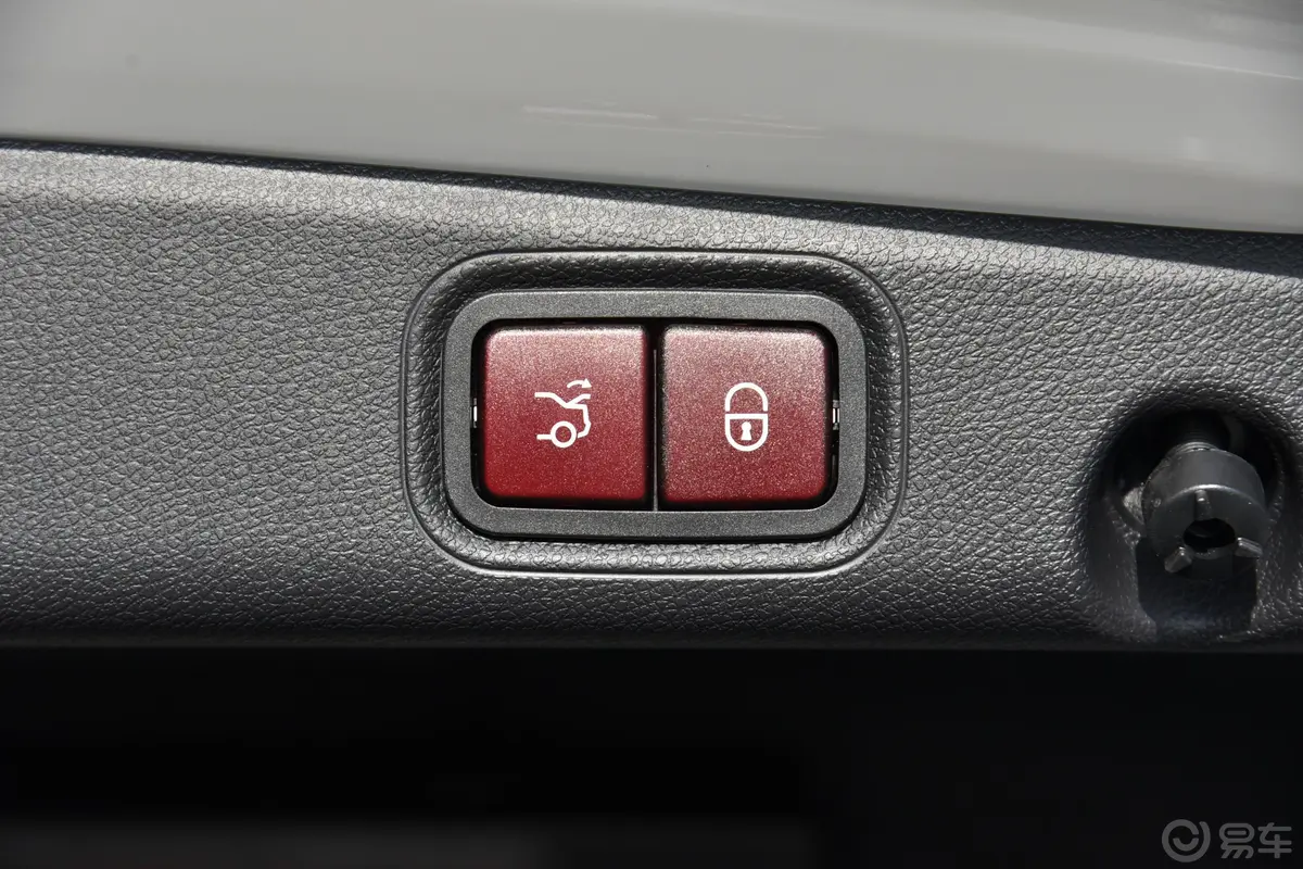 奔驰E级E 300 L 豪华型 运动轿车电动尾门按键（手动扶手）