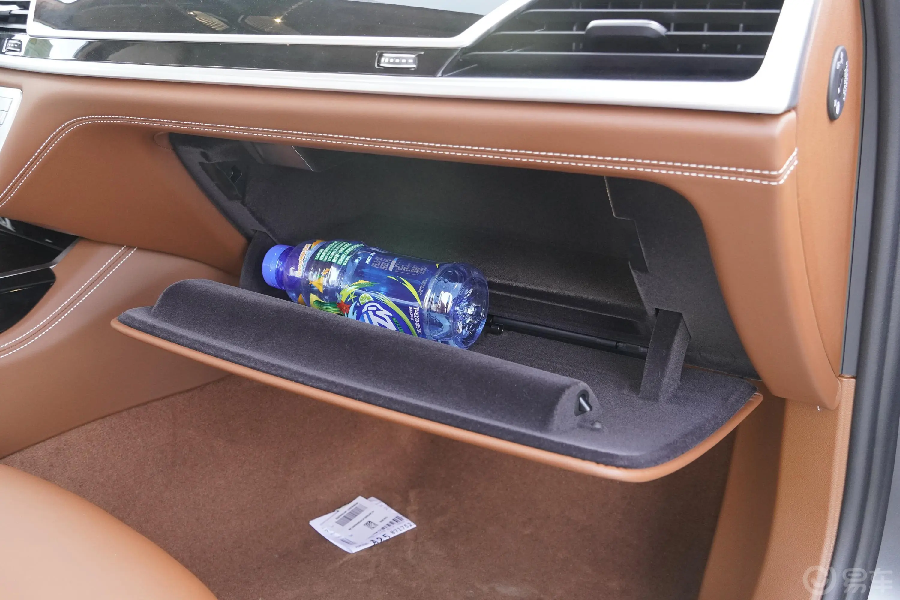宝马7系750Li xDrive V8 M运动套装手套箱空间水瓶横置