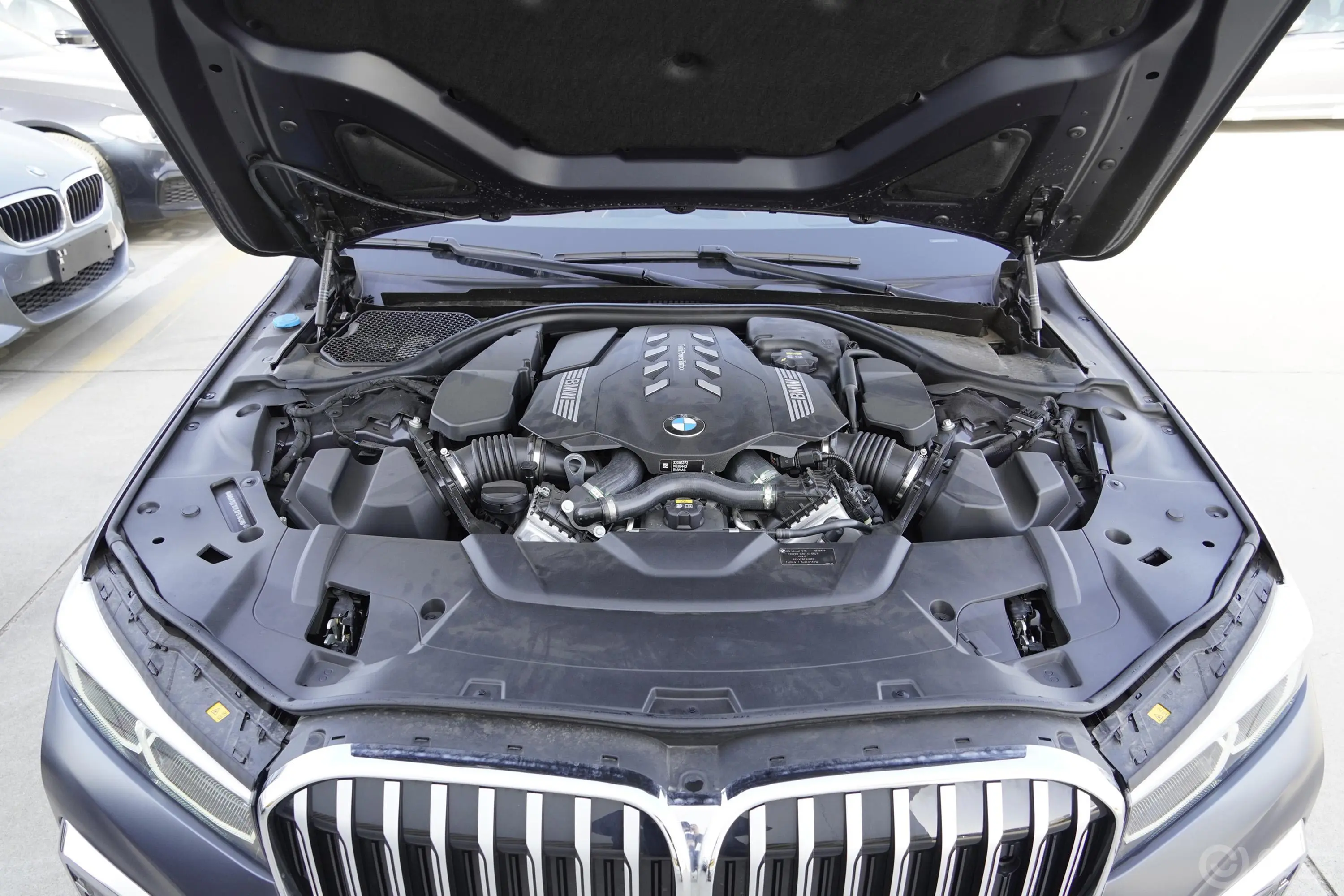 宝马7系750Li xDrive V8 M运动套装发动机舱整体