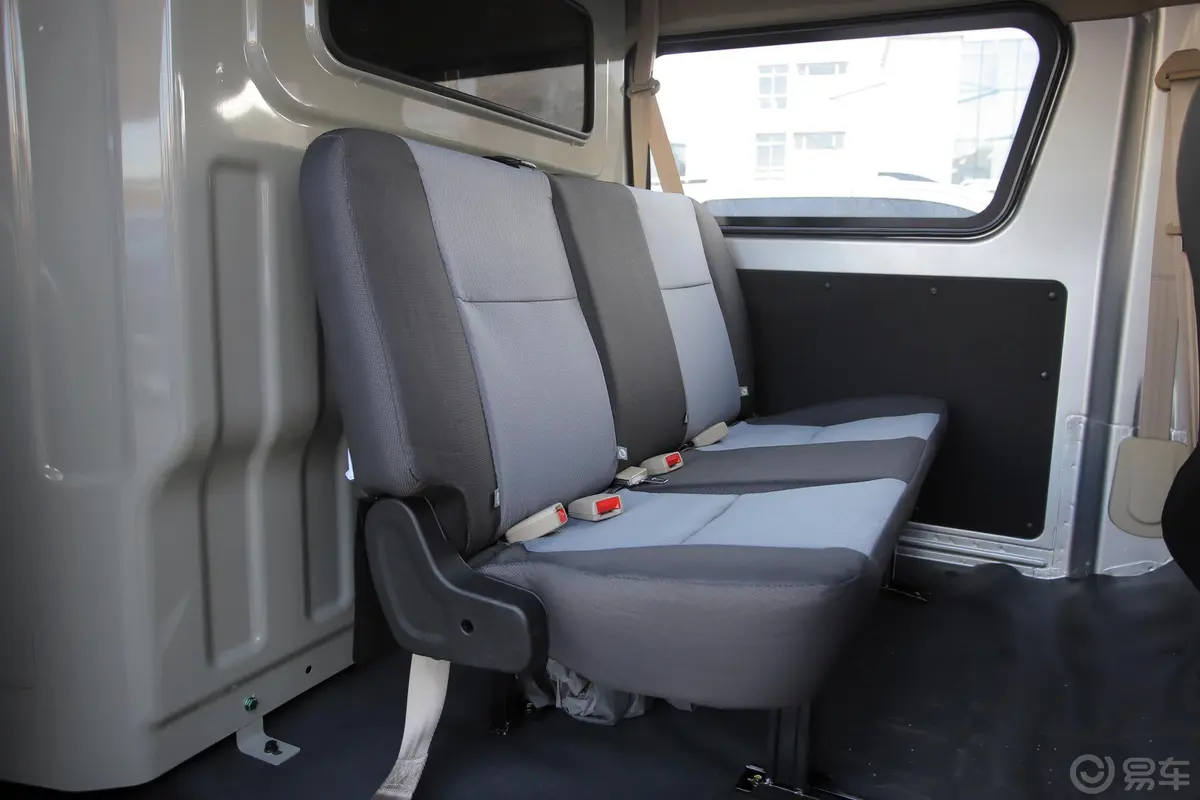 睿行M601.5L 手动 厢货标准型 5座 国V后排座椅