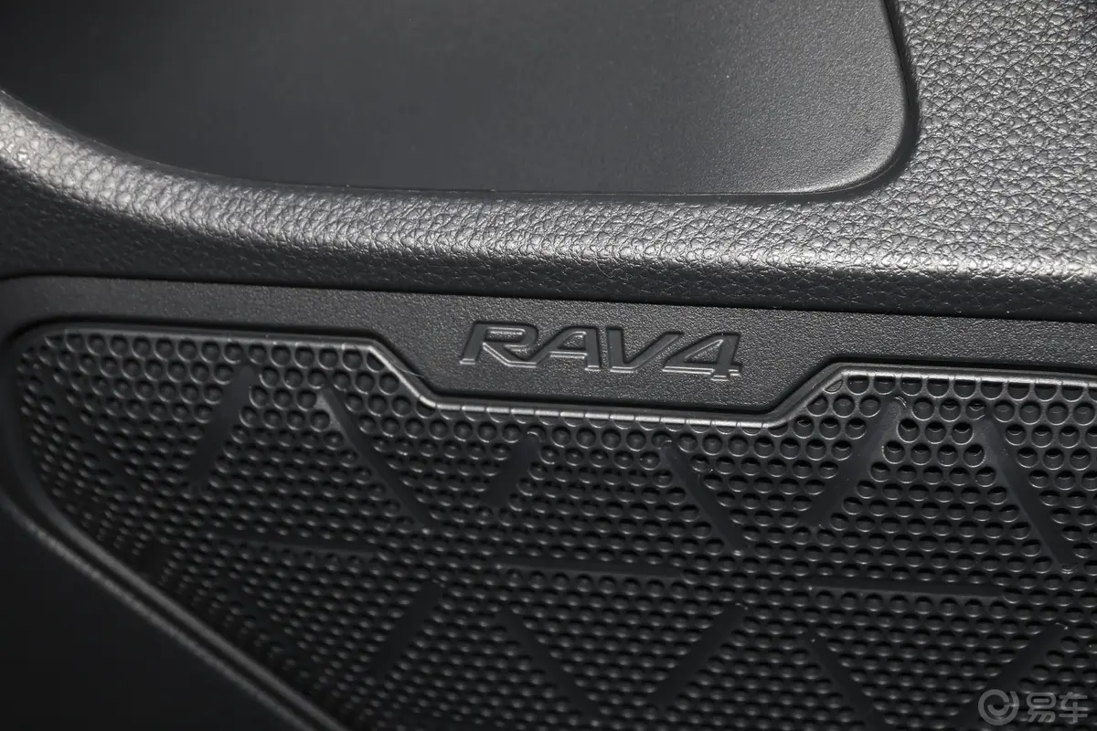 RAV4荣放2.0L CVT 两驱 都市版空间
