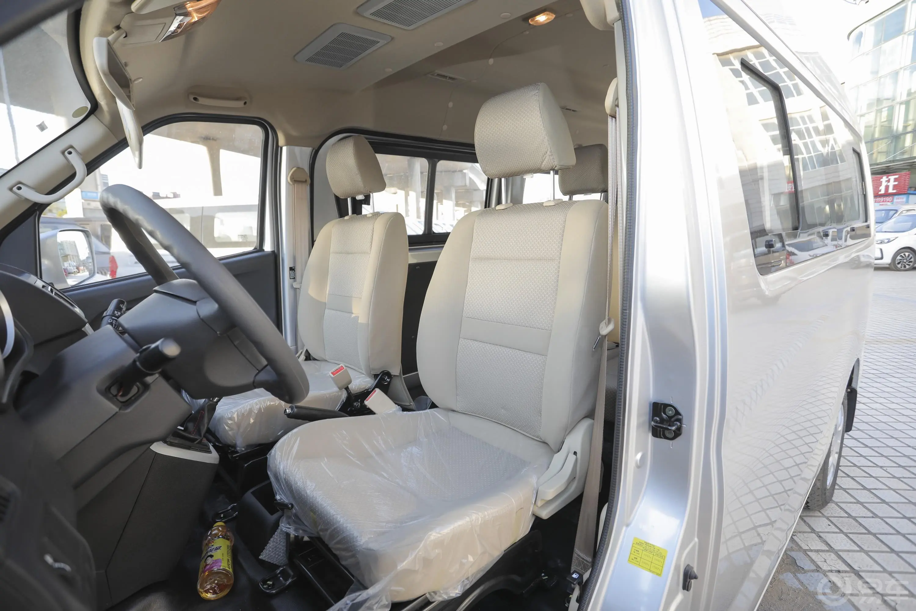 睿行M902.0L 手动 舒适高顶对开门版 9座驾驶员座椅