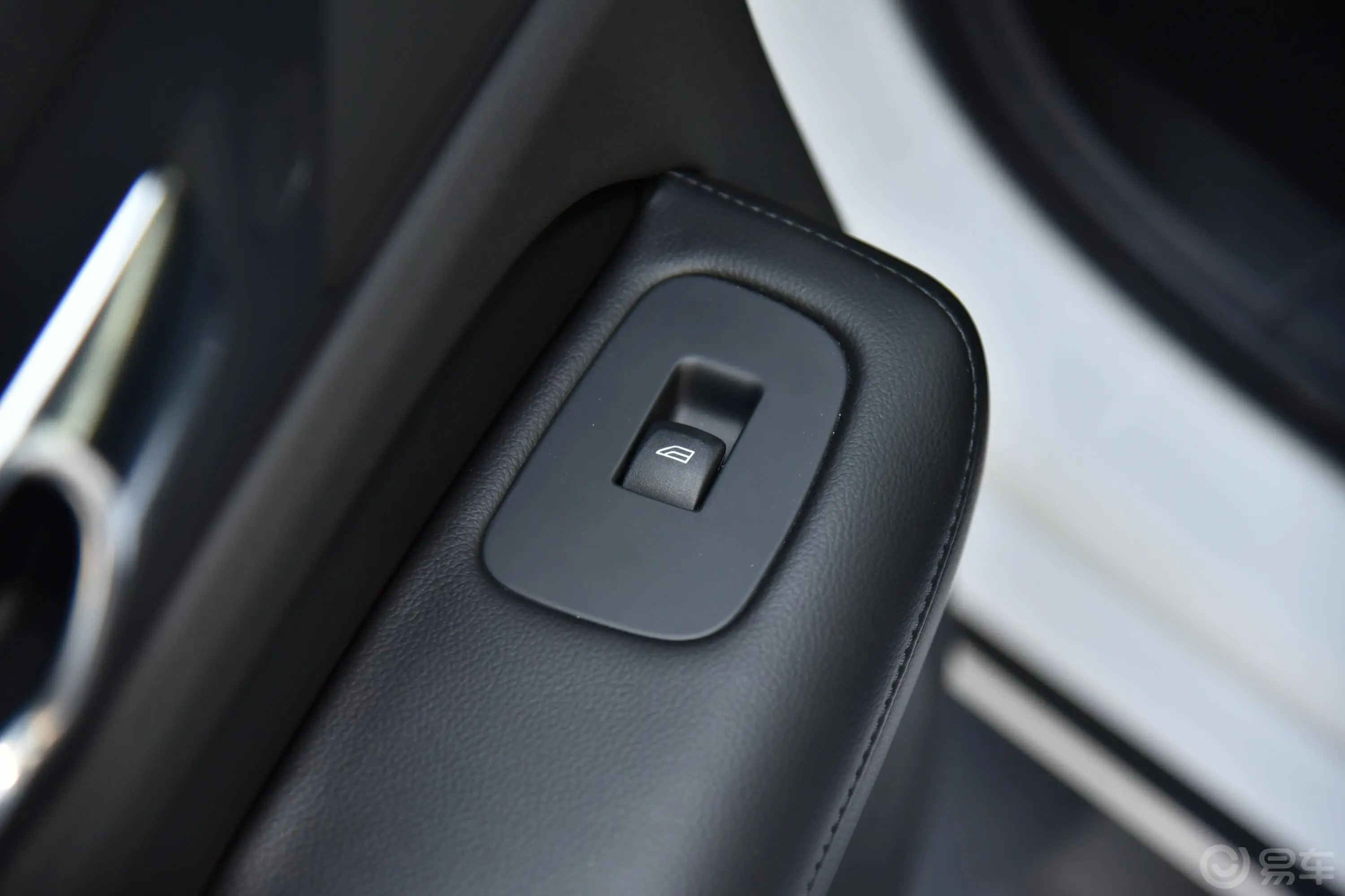 沃尔沃S60新能源T8 四驱 智逸豪华版后车窗调节
