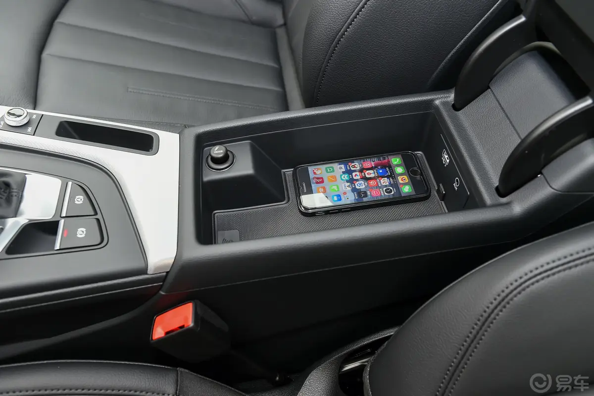 奥迪A4(进口)Avant 先锋派 40TFSI 时尚动感型前排扶手箱储物格
