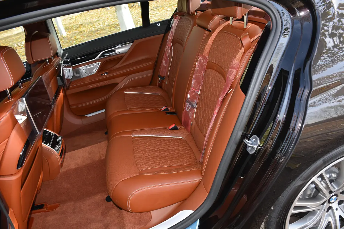 宝马7系750Li xDrive V8 豪华套装后排座椅