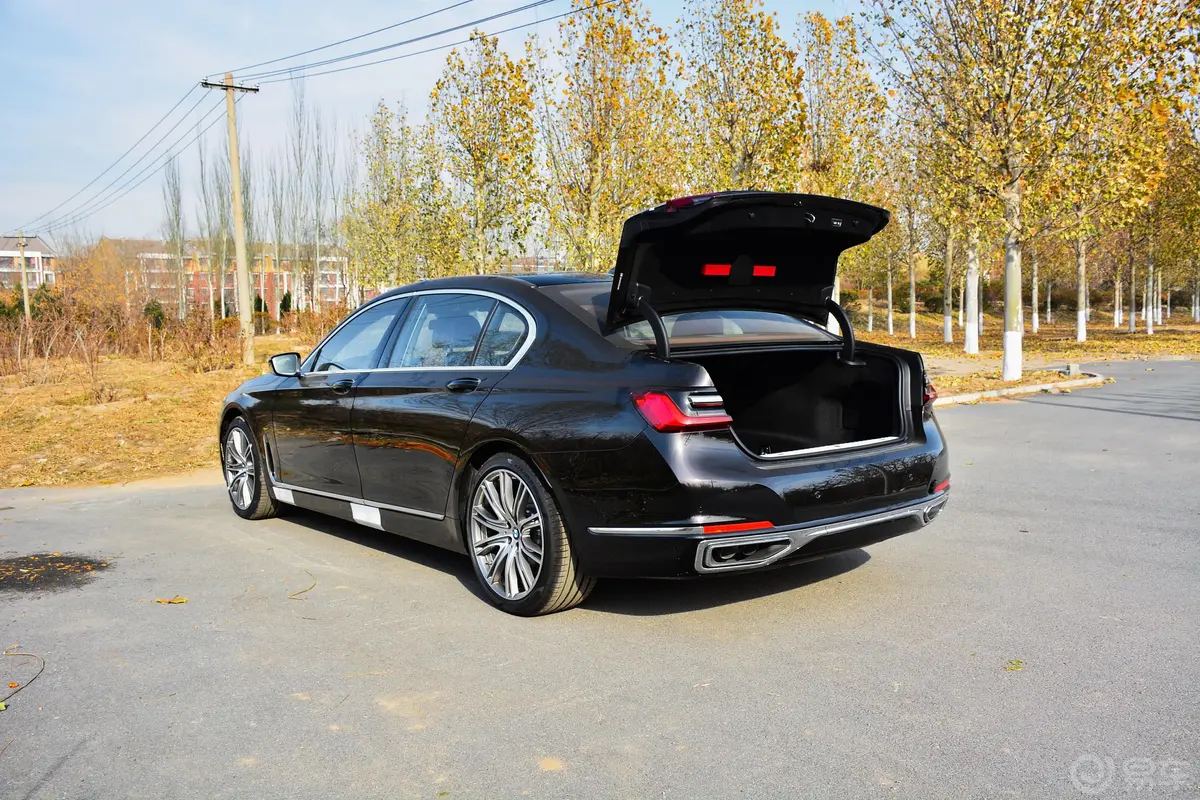 宝马7系750Li xDrive V8 豪华套装后备厢开启45度侧拍