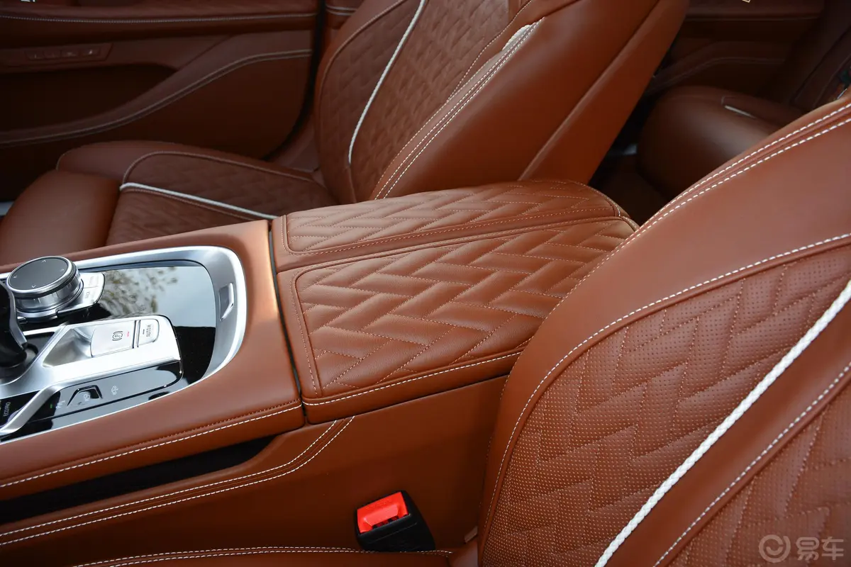 宝马7系750Li xDrive V8 豪华套装前排中央扶手