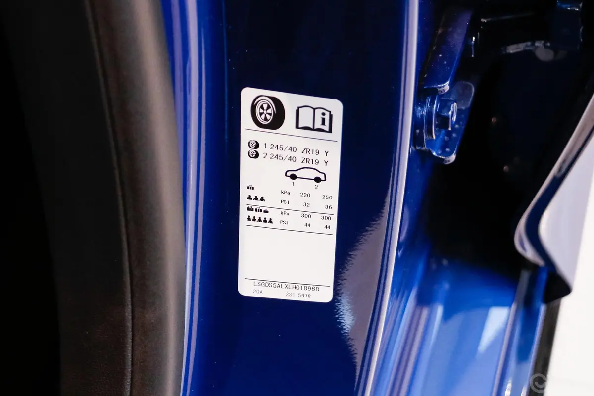 凯迪拉克CT528T 豪华型胎压信息铭牌
