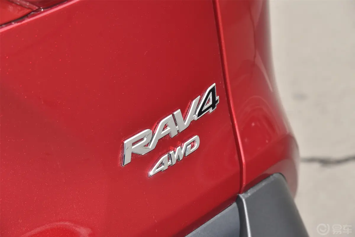 RAV4荣放2.0L CVT 四驱 风尚版外观