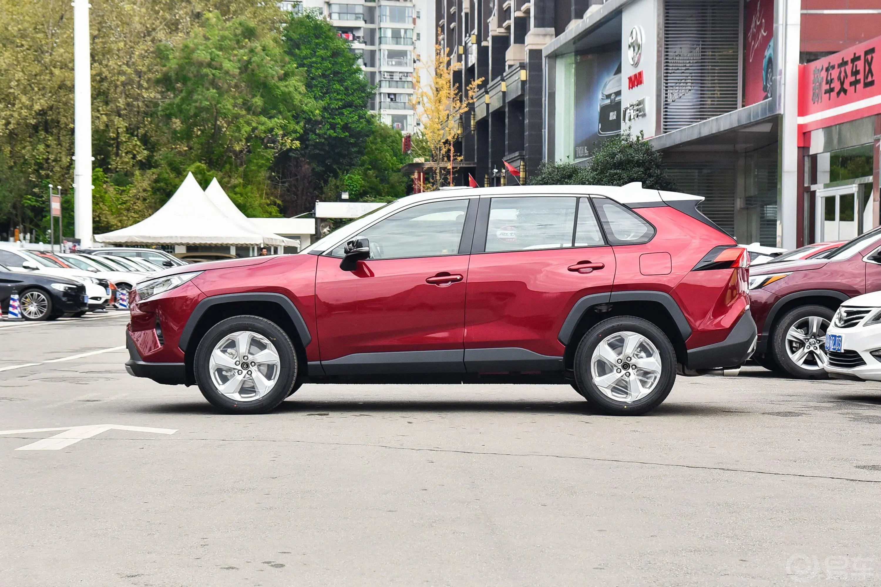 RAV4荣放2.0L CVT 四驱 风尚版外观