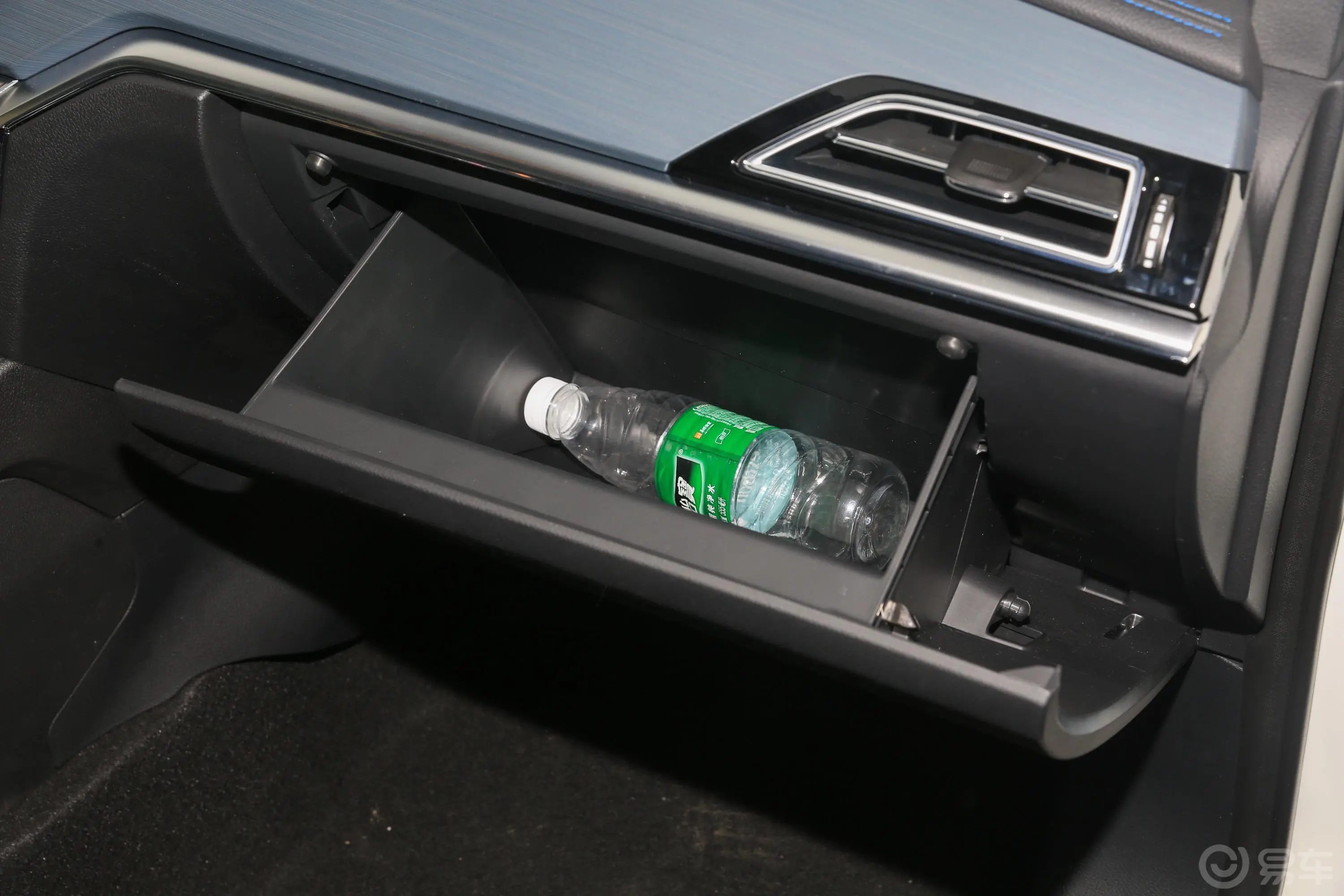 启辰T60 EVAI旗舰型手套箱空间水瓶横置