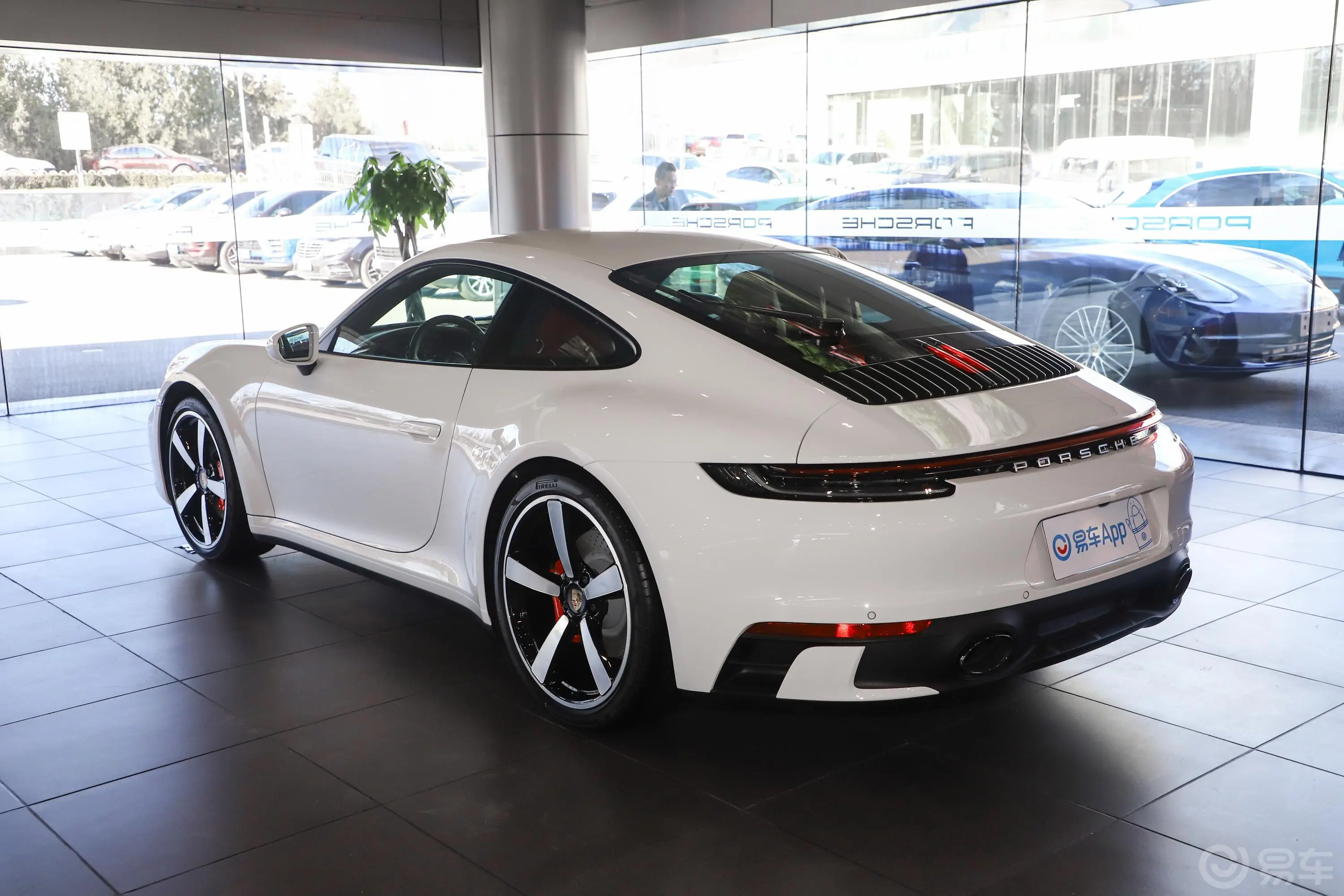 保时捷911Carrera 4 3.0T侧后45度车头向左水平