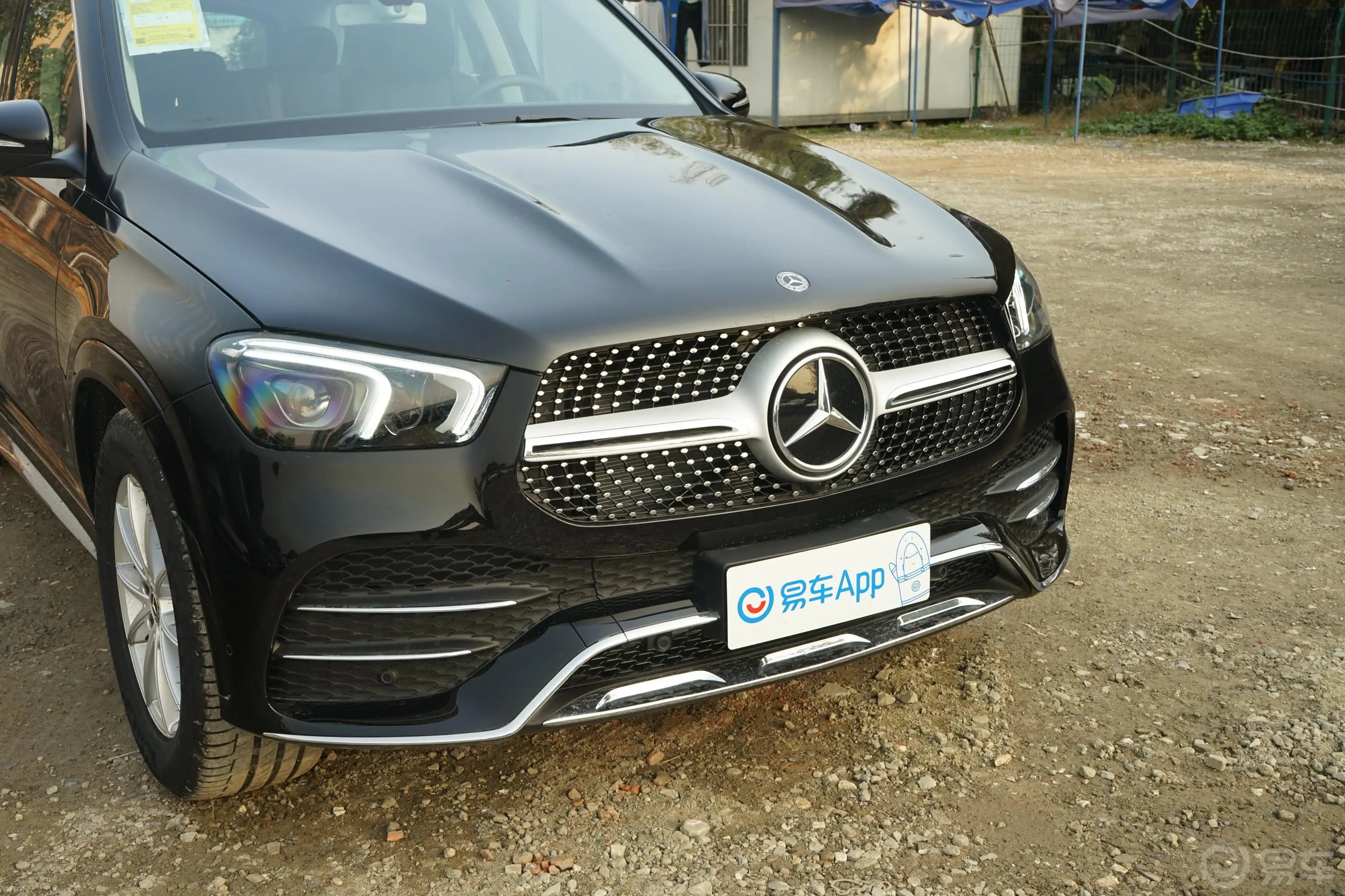 奔驰GLE改款 GLE 350 4MATIC 时尚型前格栅侧俯拍