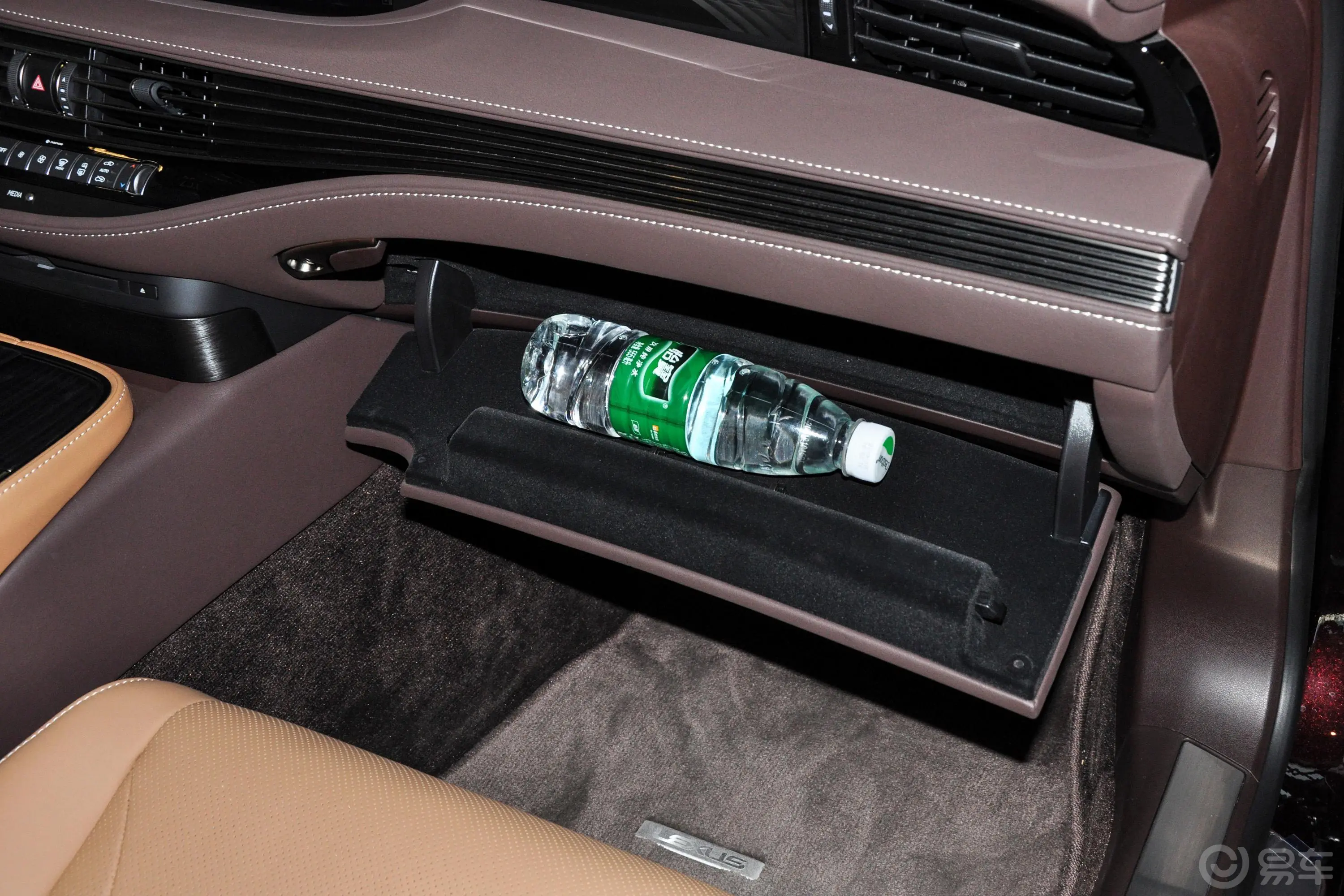 雷克萨斯LS500h 卓越版 国V手套箱空间水瓶横置