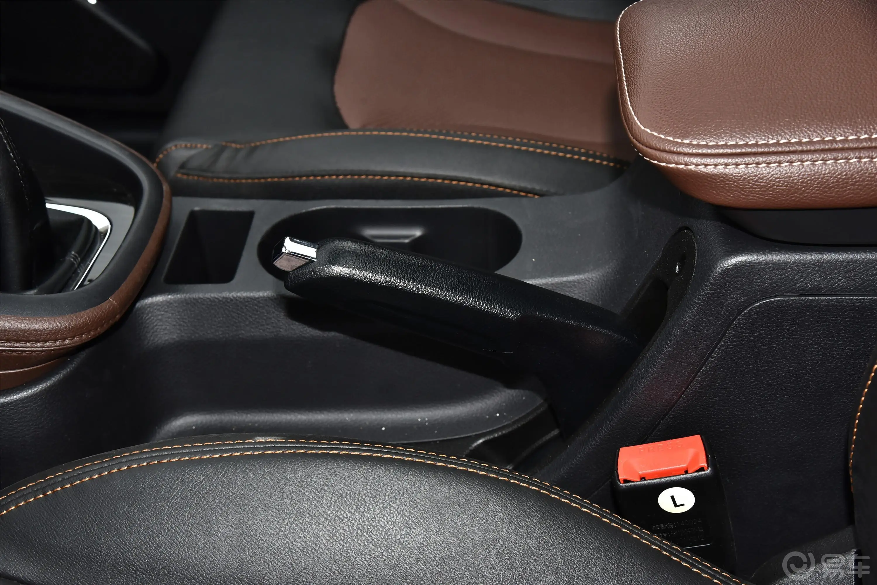 SWM斯威X7改款 1.5T 手动 舒适版驻车制动