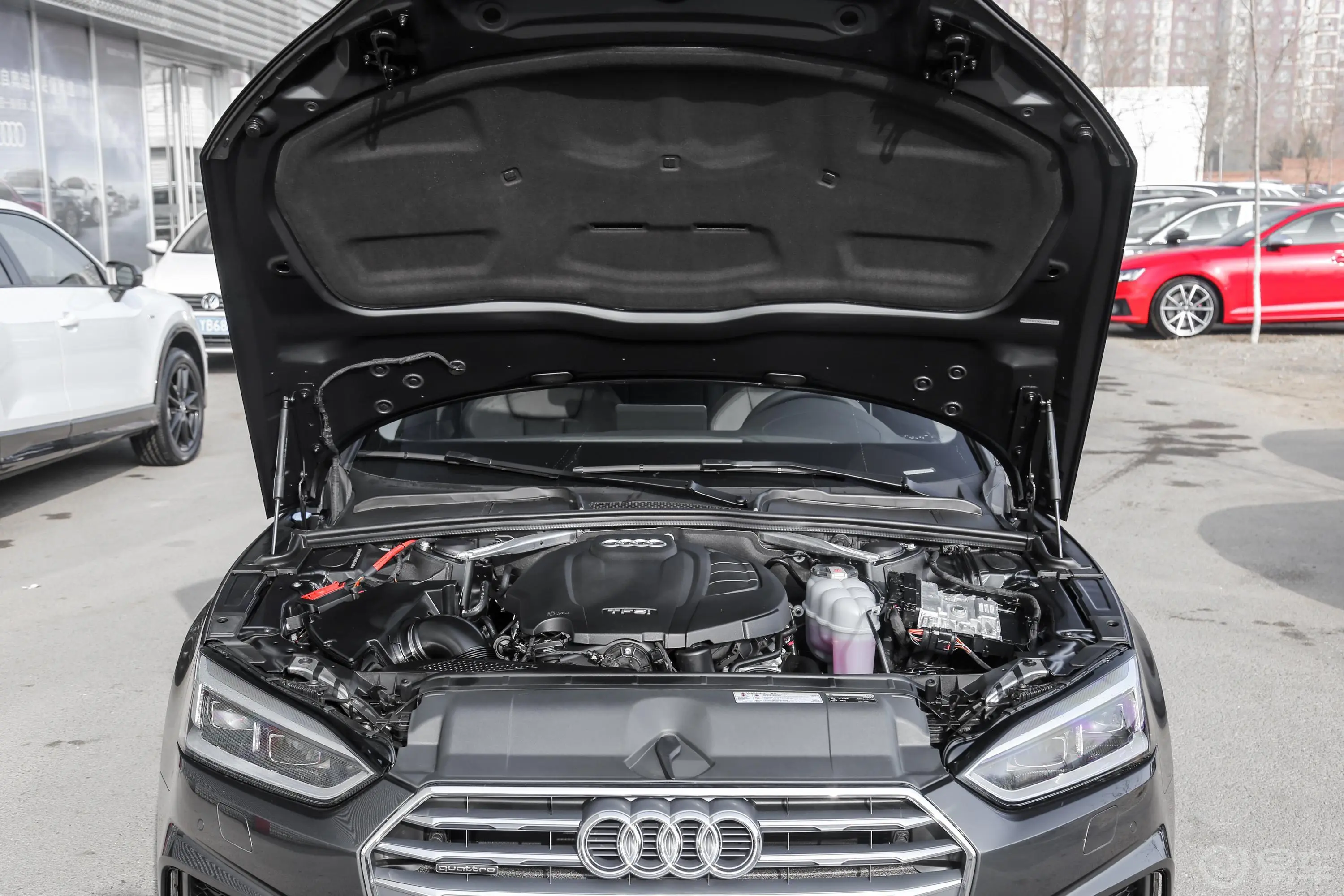 奥迪A5Coupe 45 TFSI quattro 运动版 国V发动机舱整体