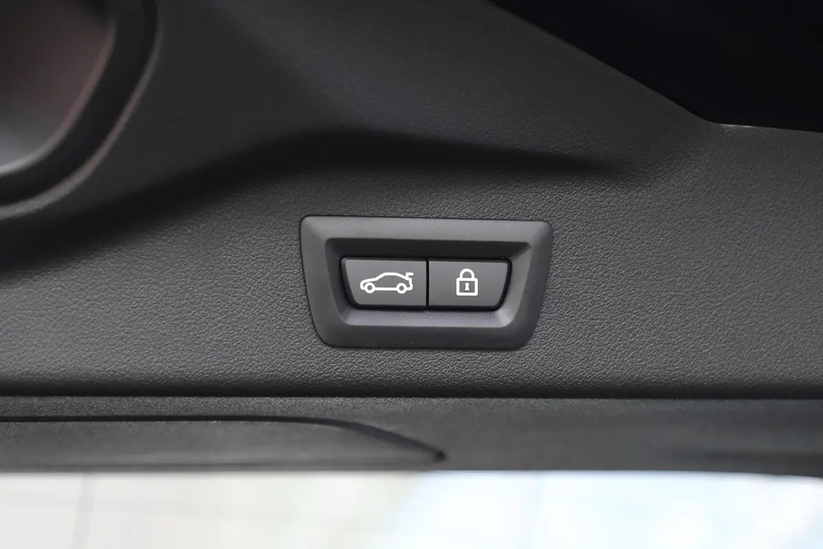 宝马X7xDrive40i 个性化定制限量版 M运动套装电动尾门按键（手动扶手）
