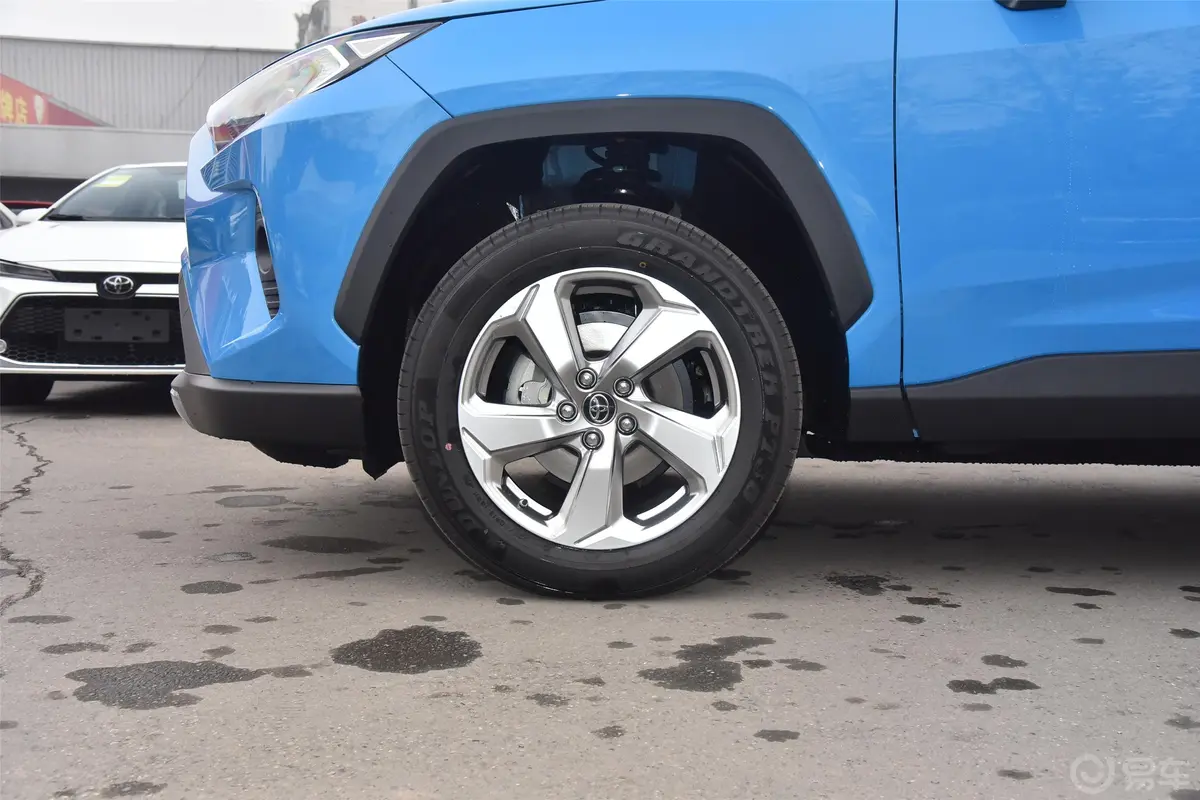 RAV4荣放2.0L CVT 四驱 风尚版外观