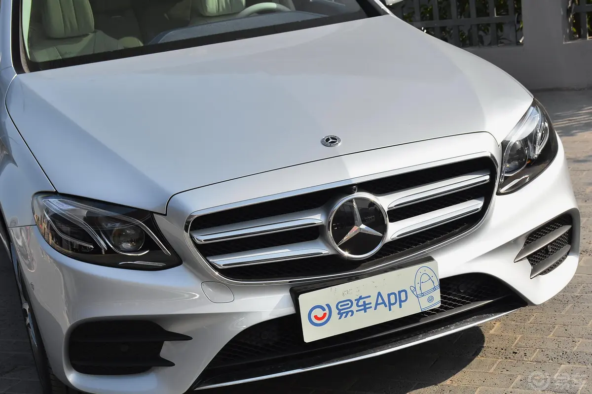 奔驰E级E 350 L 4MATIC 运动轿车前格栅侧俯拍