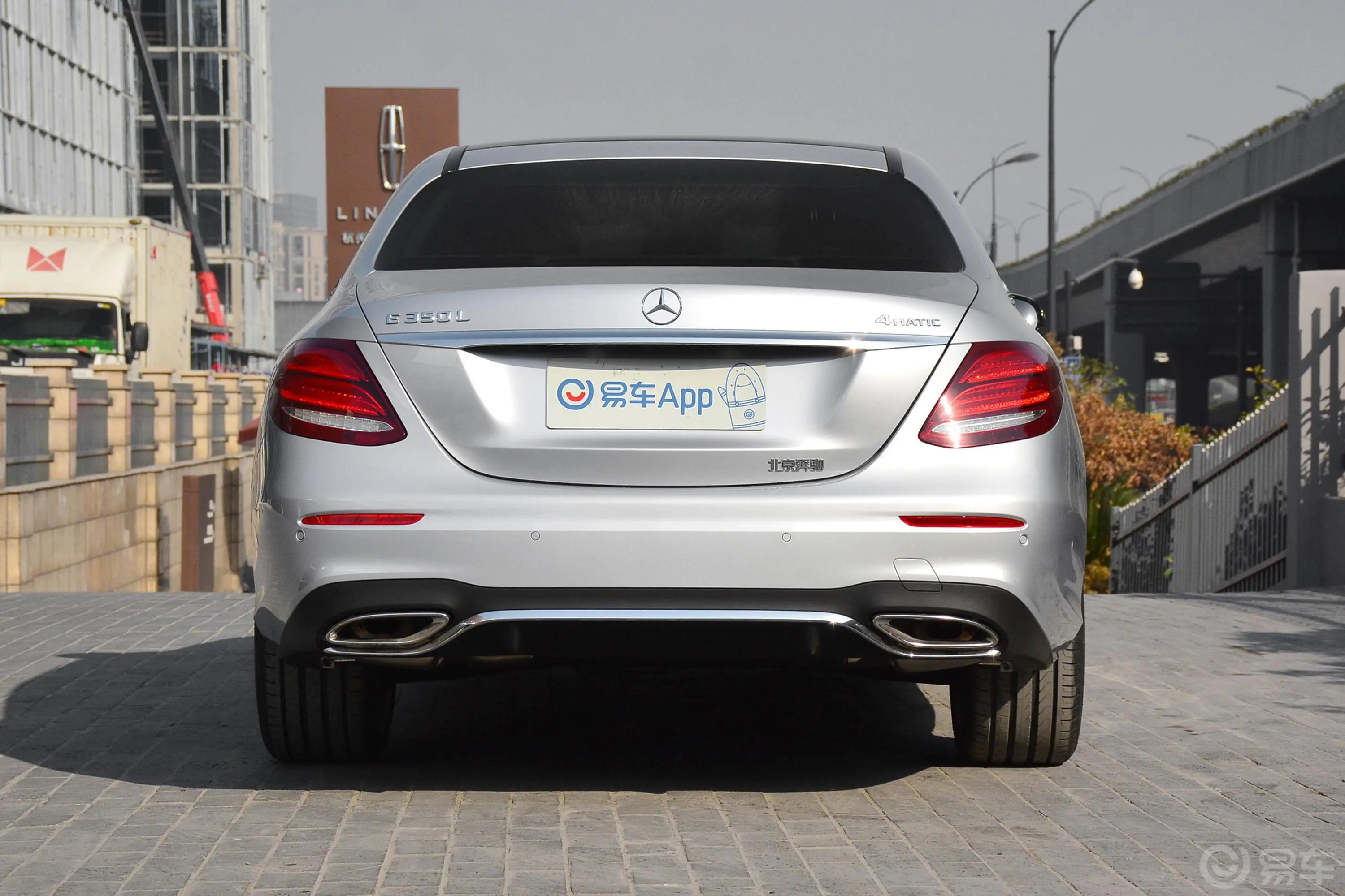 奔驰E级E 350 L 4MATIC 运动轿车正后水平