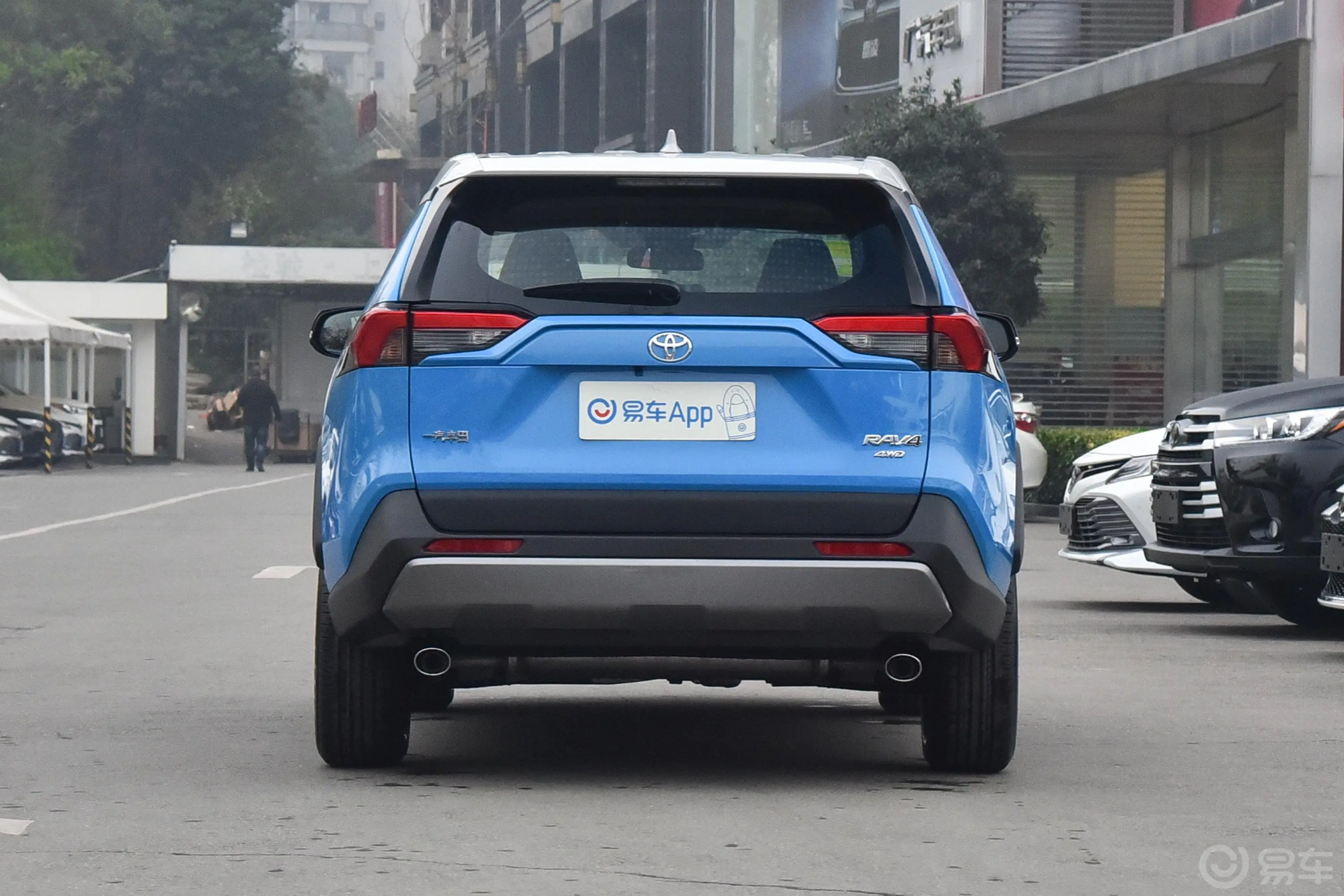 RAV4荣放2.0L CVT 四驱 风尚版外观